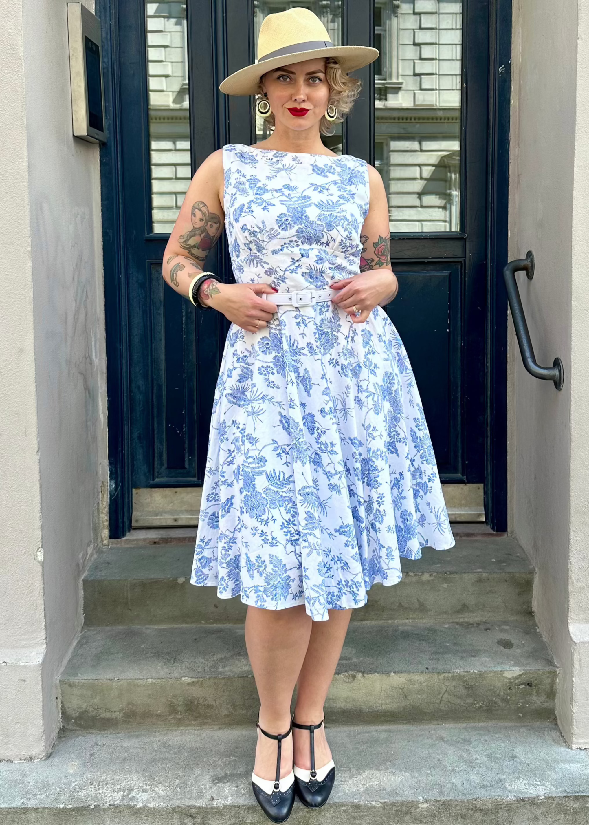 Ruby swingkjole sleeveless i hvid med blå blomster Mondo Kaos