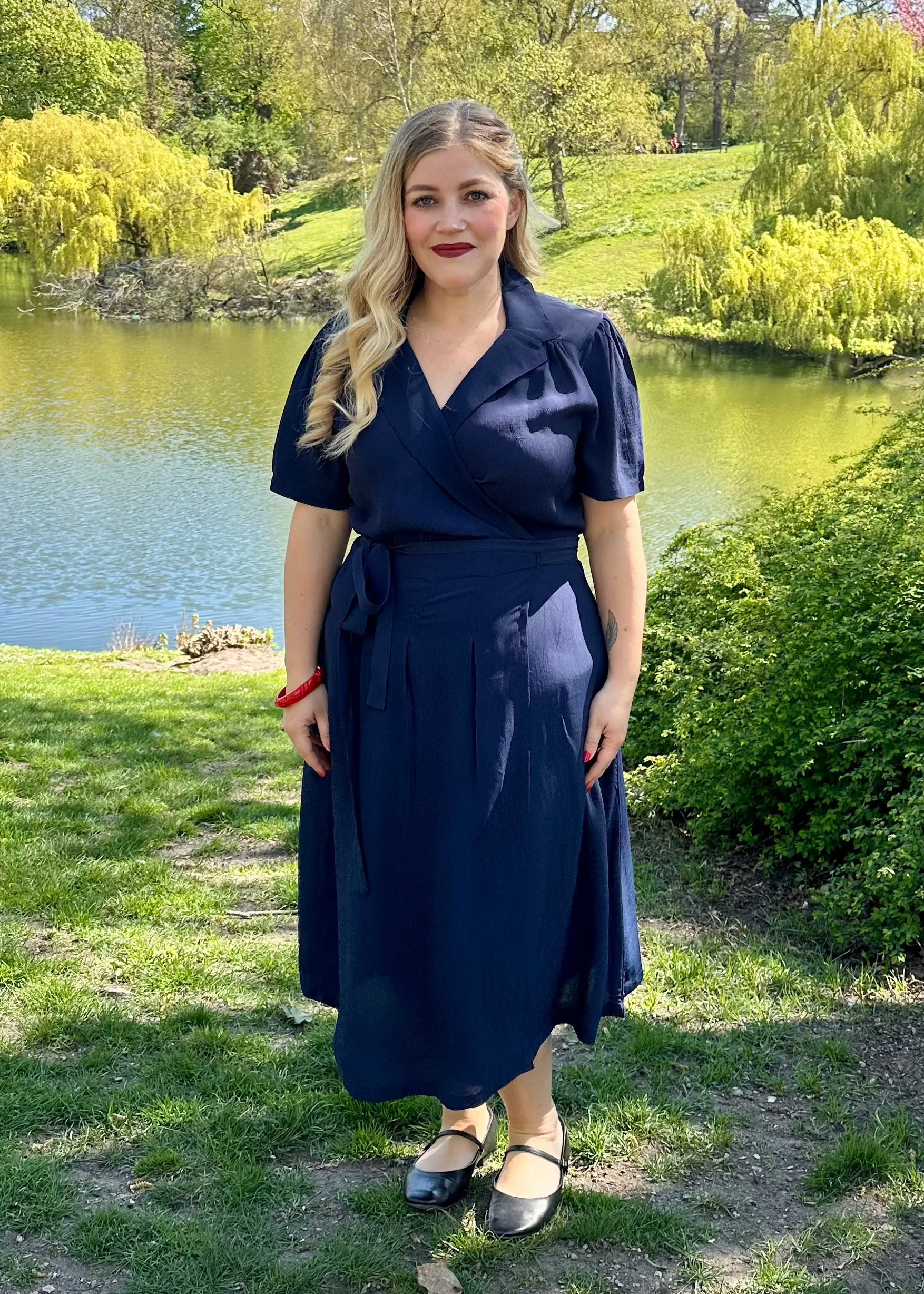 Slåom kjole i navy blå slåom kjole Seamstress Of Bloomsbury