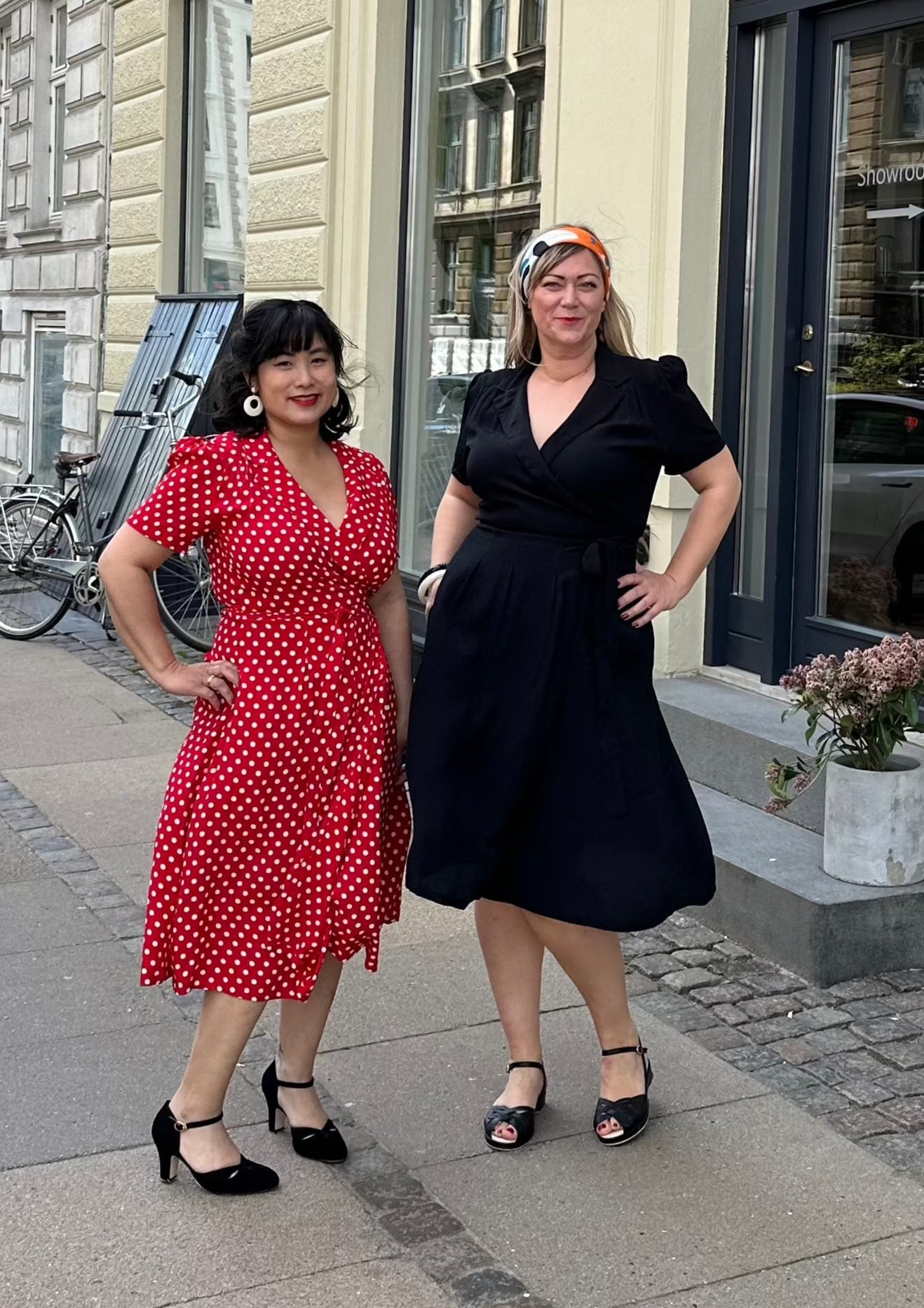 Slåom kjole i sort toej Seamstress Of Bloomsbury