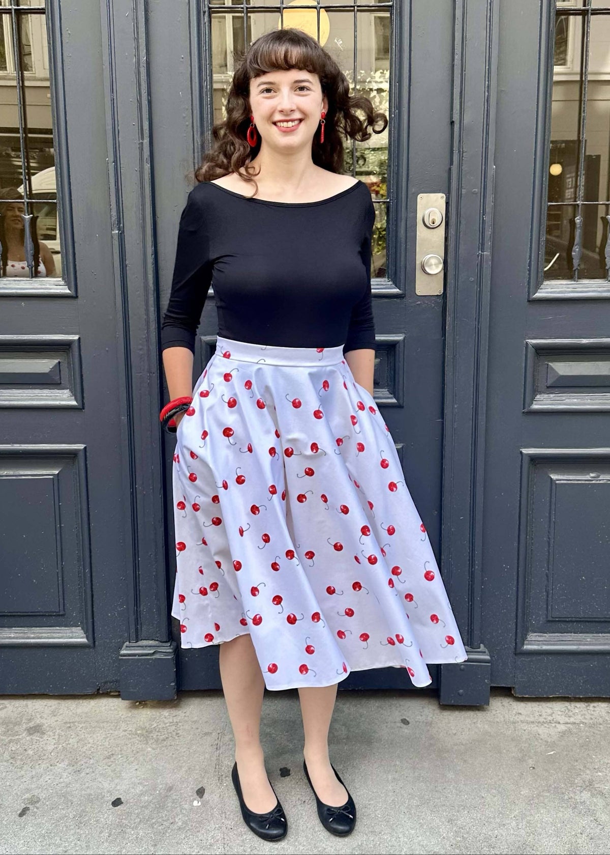 Swingnederdel i hvid med kirsebær Nederdel Pretty Dress Company