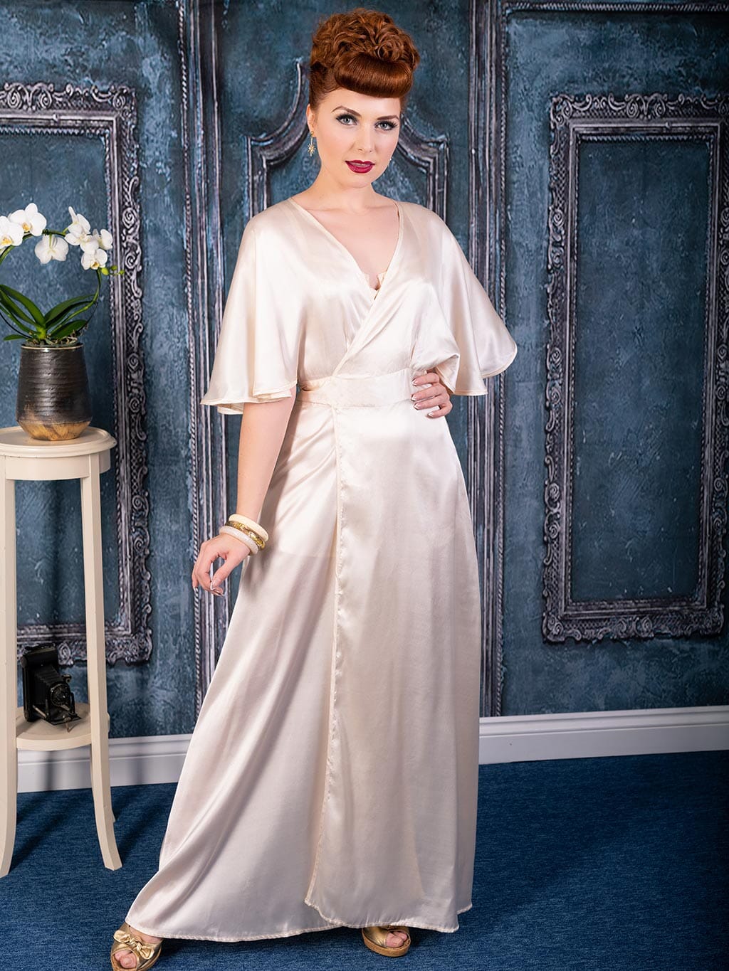 What Katie Did: Loungewear vintage stils morgenkåbe i ferskenfarvet satin What Katie Did