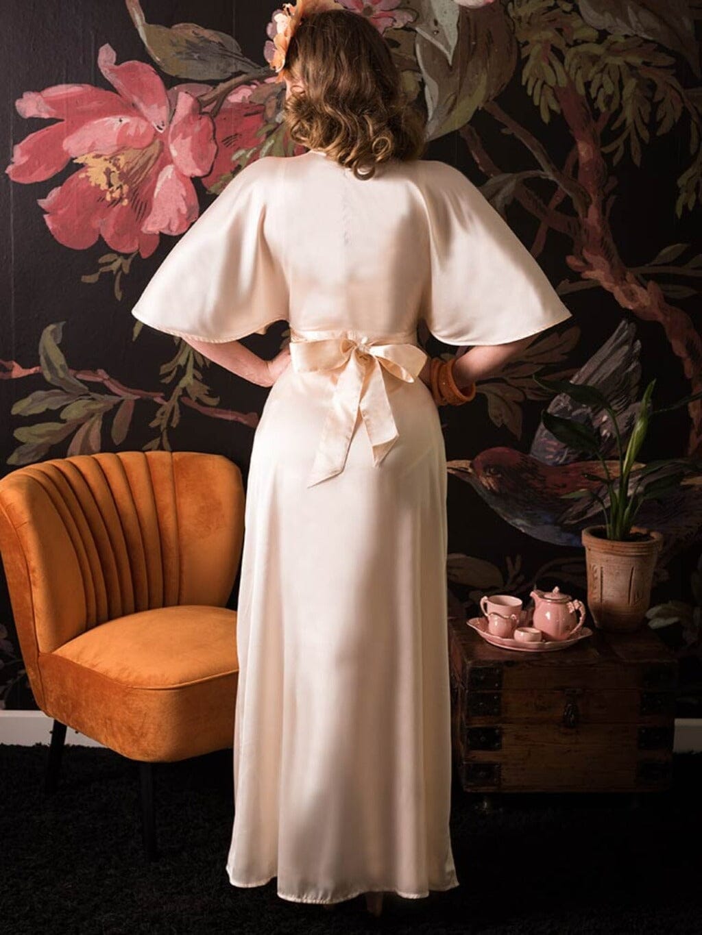 What Katie Did: Loungewear vintage stils morgenkåbe i ferskenfarvet satin What Katie Did