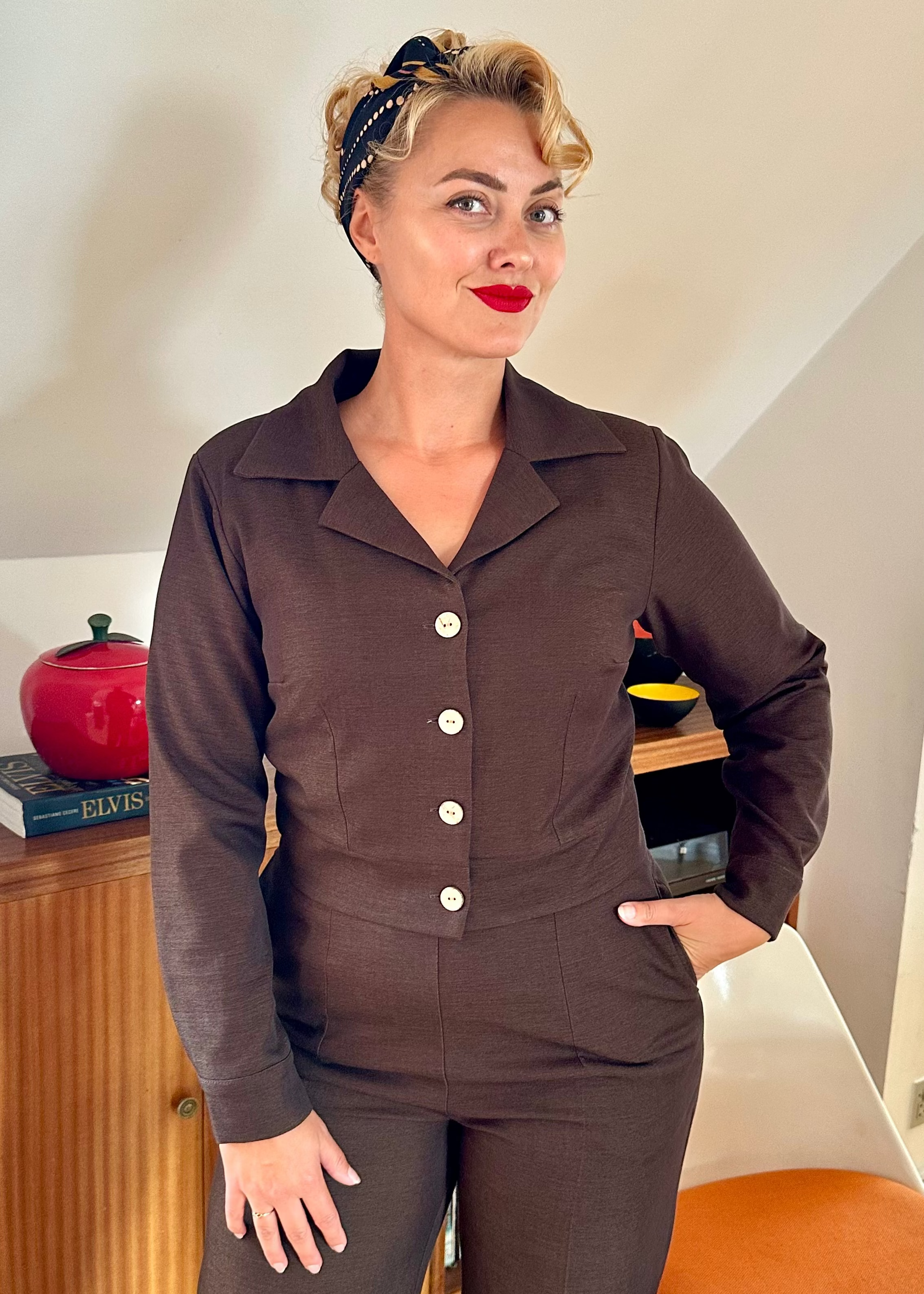 1940'er stils jakke i brun bluse Daisy Dapper 