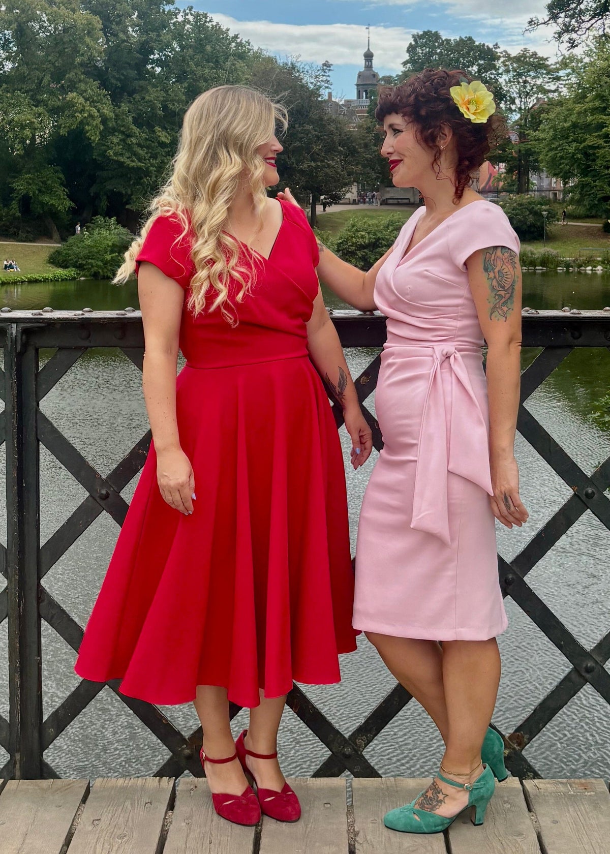 1950'er Hourglass swing kjole - rød swing kjole Pretty Dress Company 