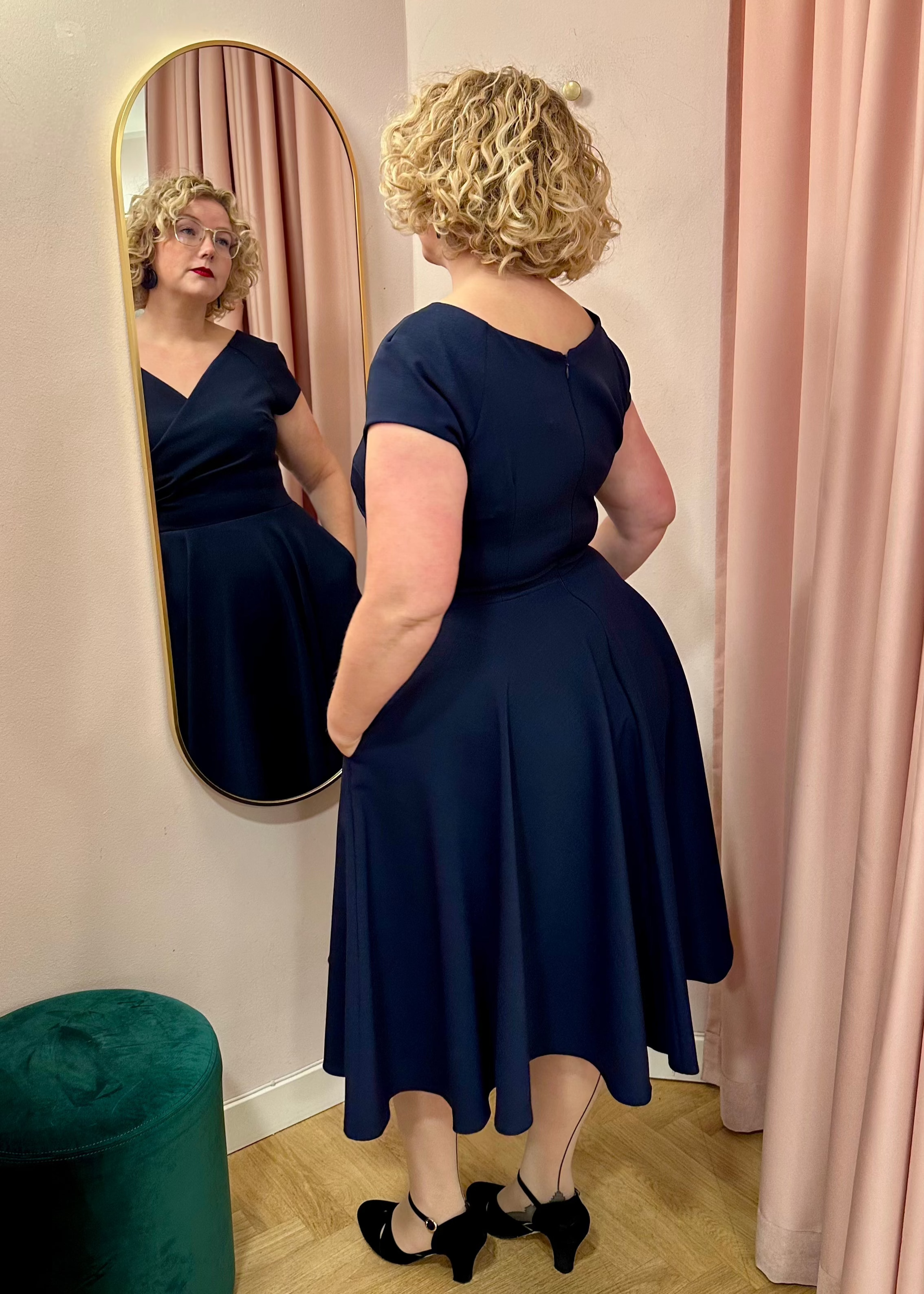 1950'er Hourglass swingkjole i navy blå Kjoler Pretty Dress Company 