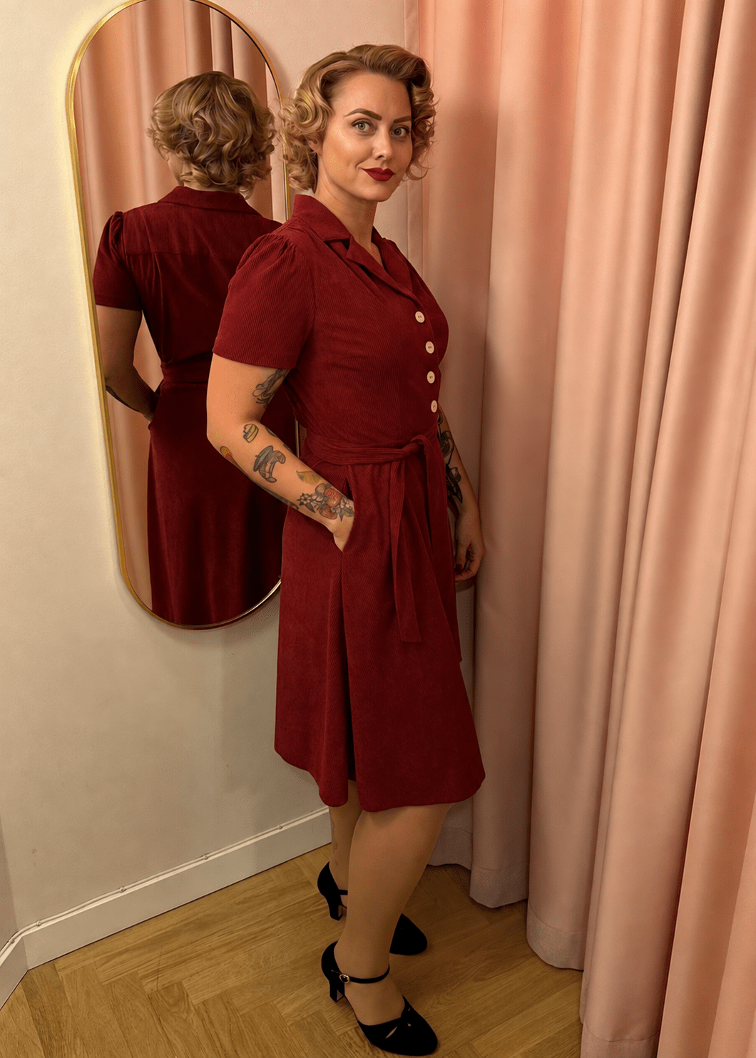 Betty kortærmet skjortekjole - bordeaux fløjl skjortekjole Daisy Dapper 