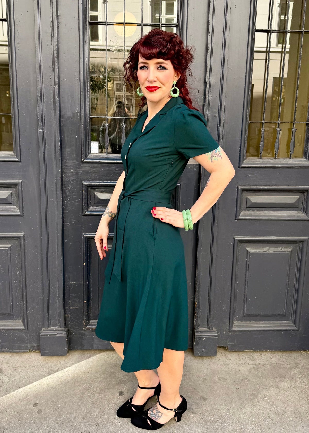 Betty kortærmet skjortekjole - mørk grøn linen skjortekjole Daisy Dapper 