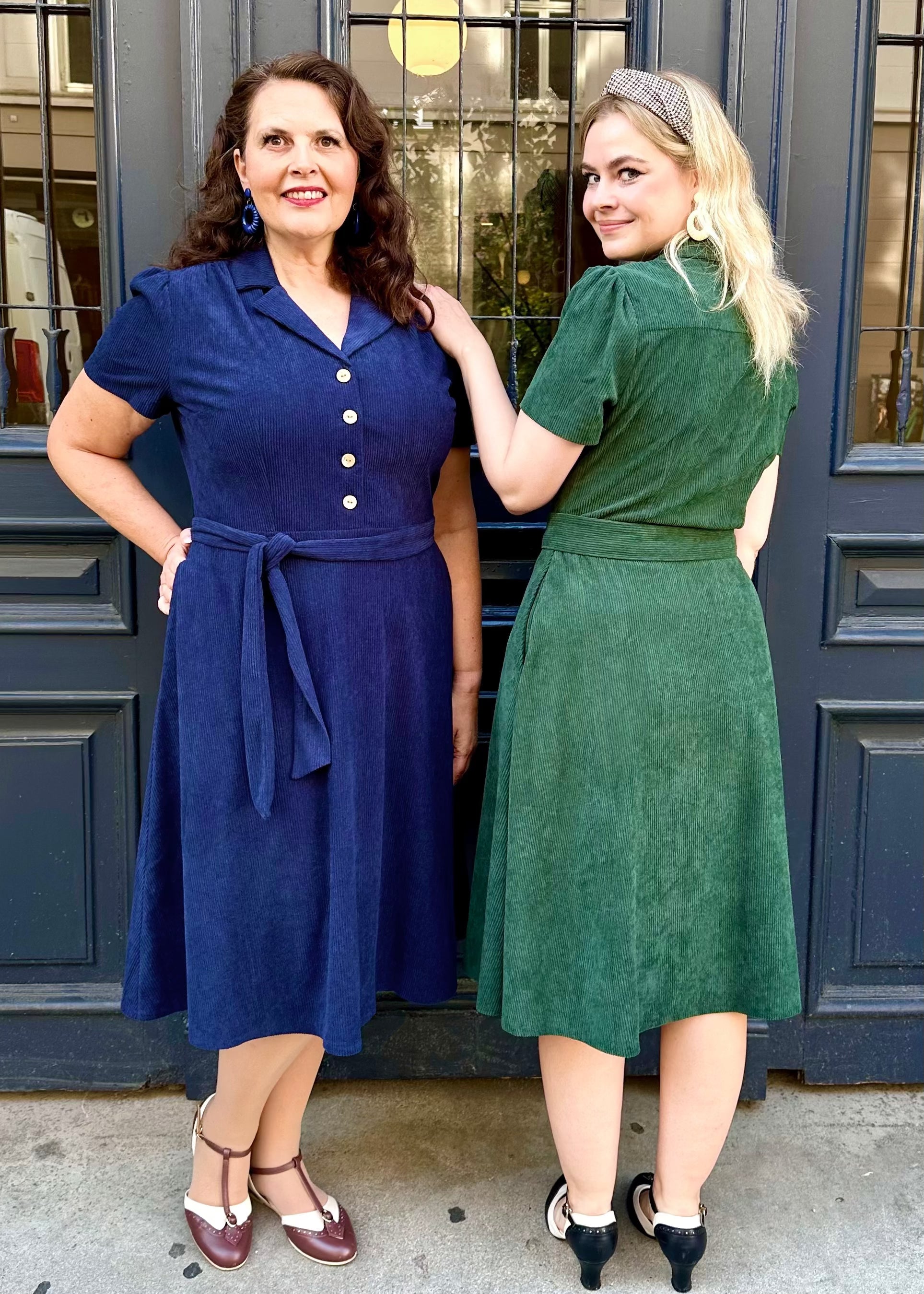Betty Skjortekjole i navy fløjl med kokosknapper Kjoler Daisy Dapper 