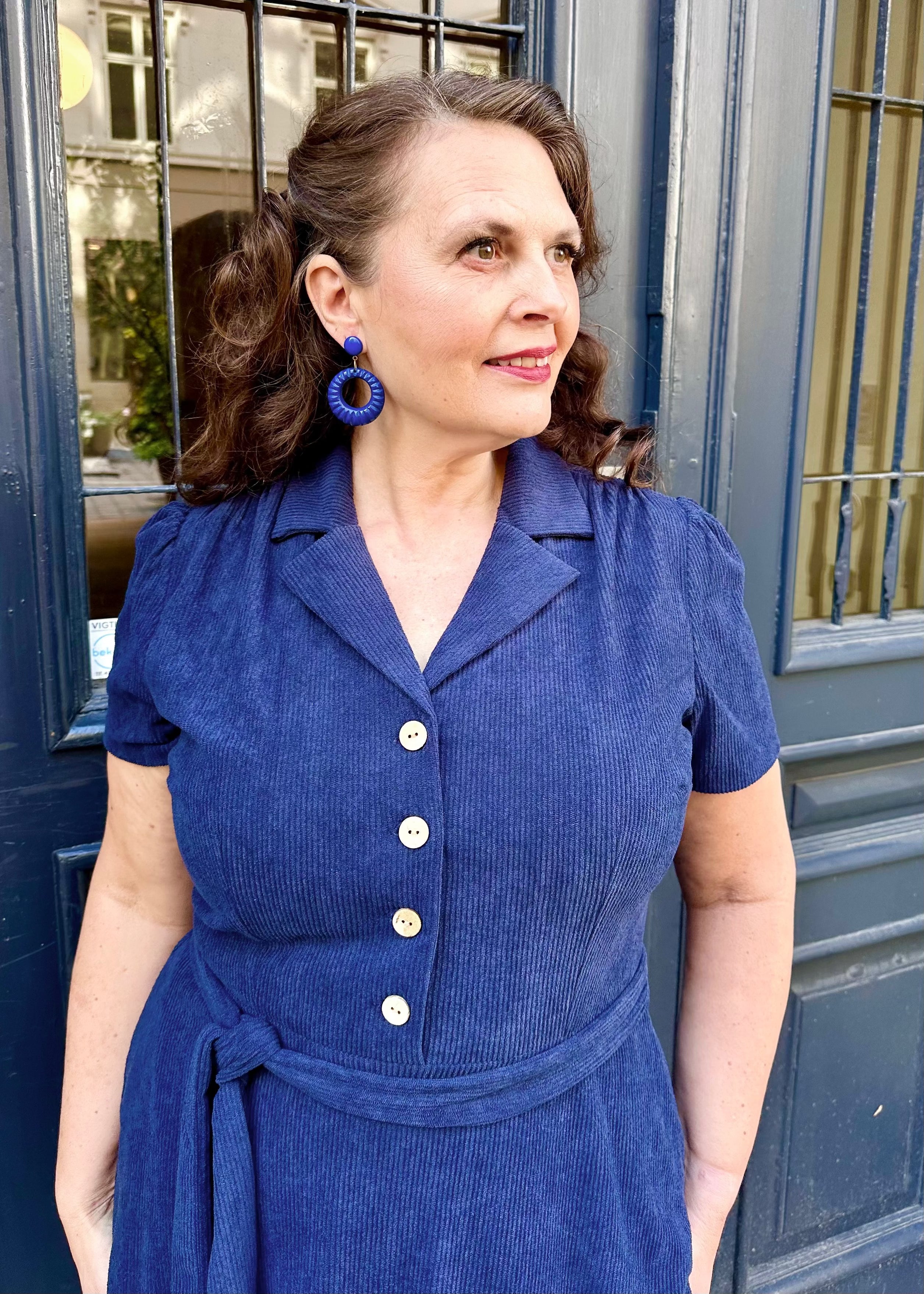 Betty Skjortekjole i navy fløjl med kokosknapper Kjoler Daisy Dapper 