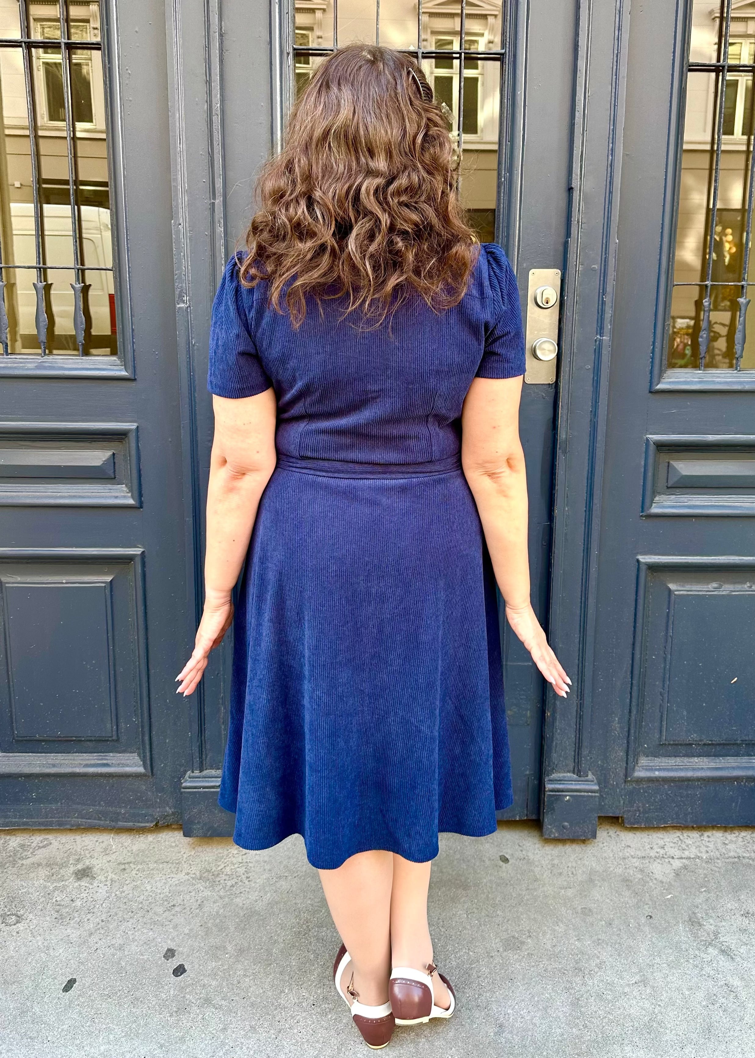 Betty Skjortekjole i navy fløjl med kokosknapper Kjoler Daisy Dapper 