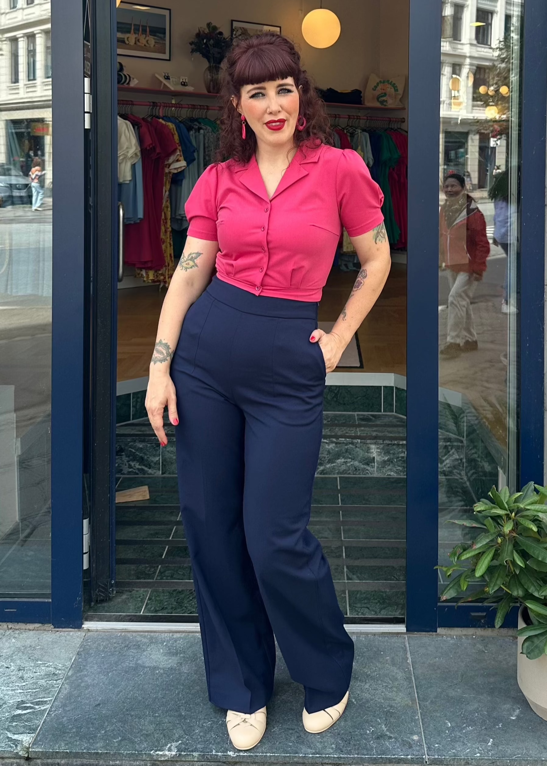 Billie højtaljede bukser i navy blå bukser Daisy Dapper 