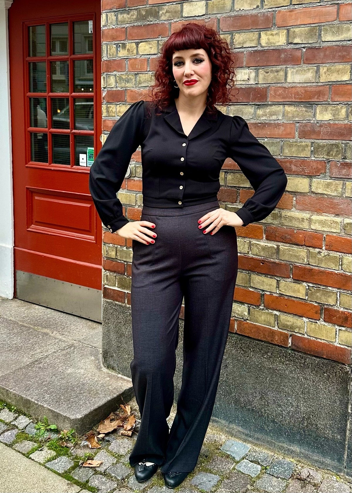 Billie højtaljede bukser i sort denim-look bukser Daisy Dapper 