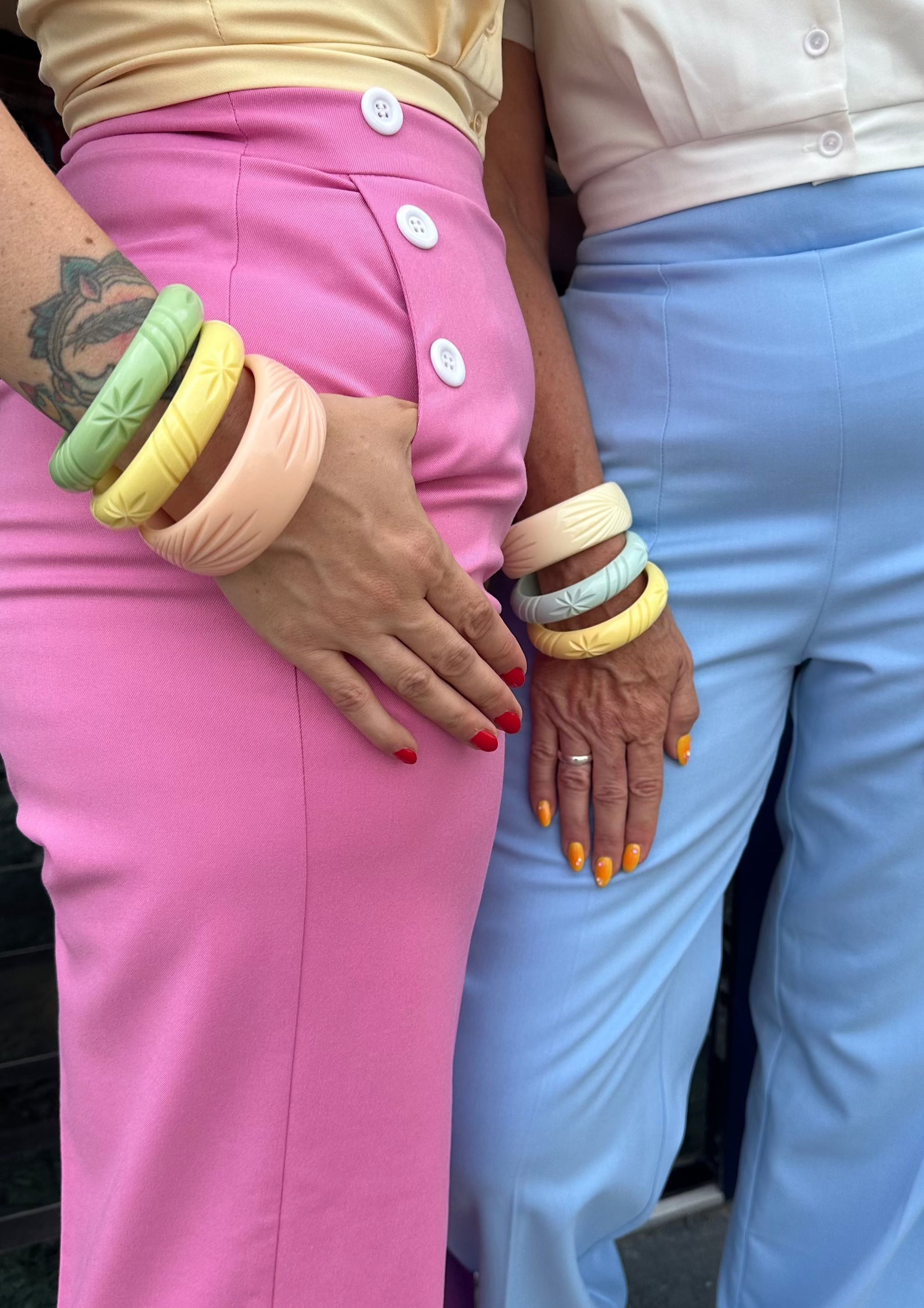Bredt armbånd i vintage stil, Lyserød Accessories Rock It Rosie 