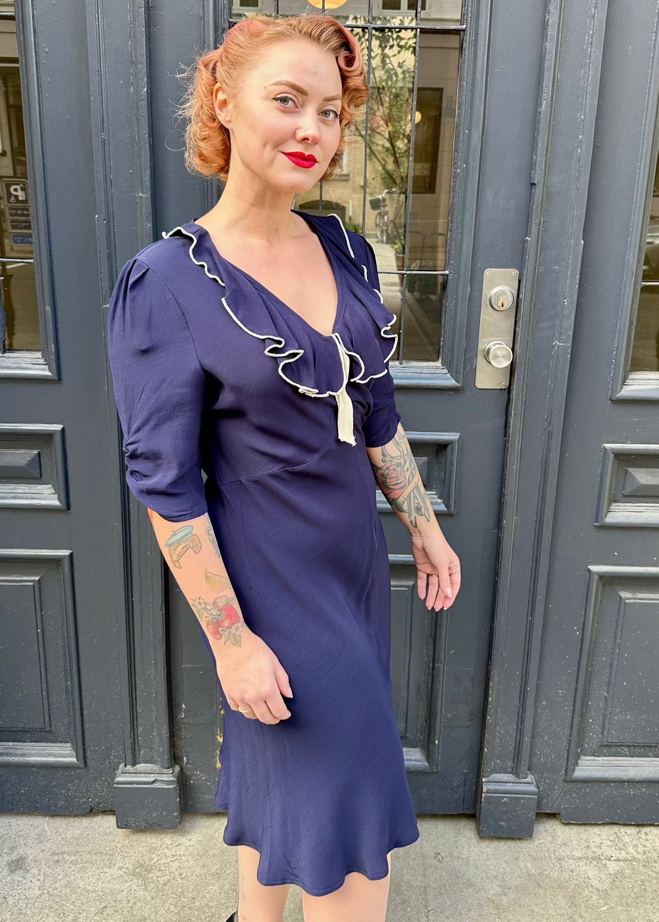 Cora bias-cut kjole i Navy blå aline kjole House of Foxy 