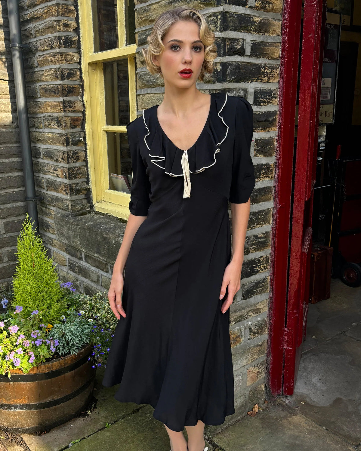 Cora bias-cut kjole i sort aline kjole House of Foxy 