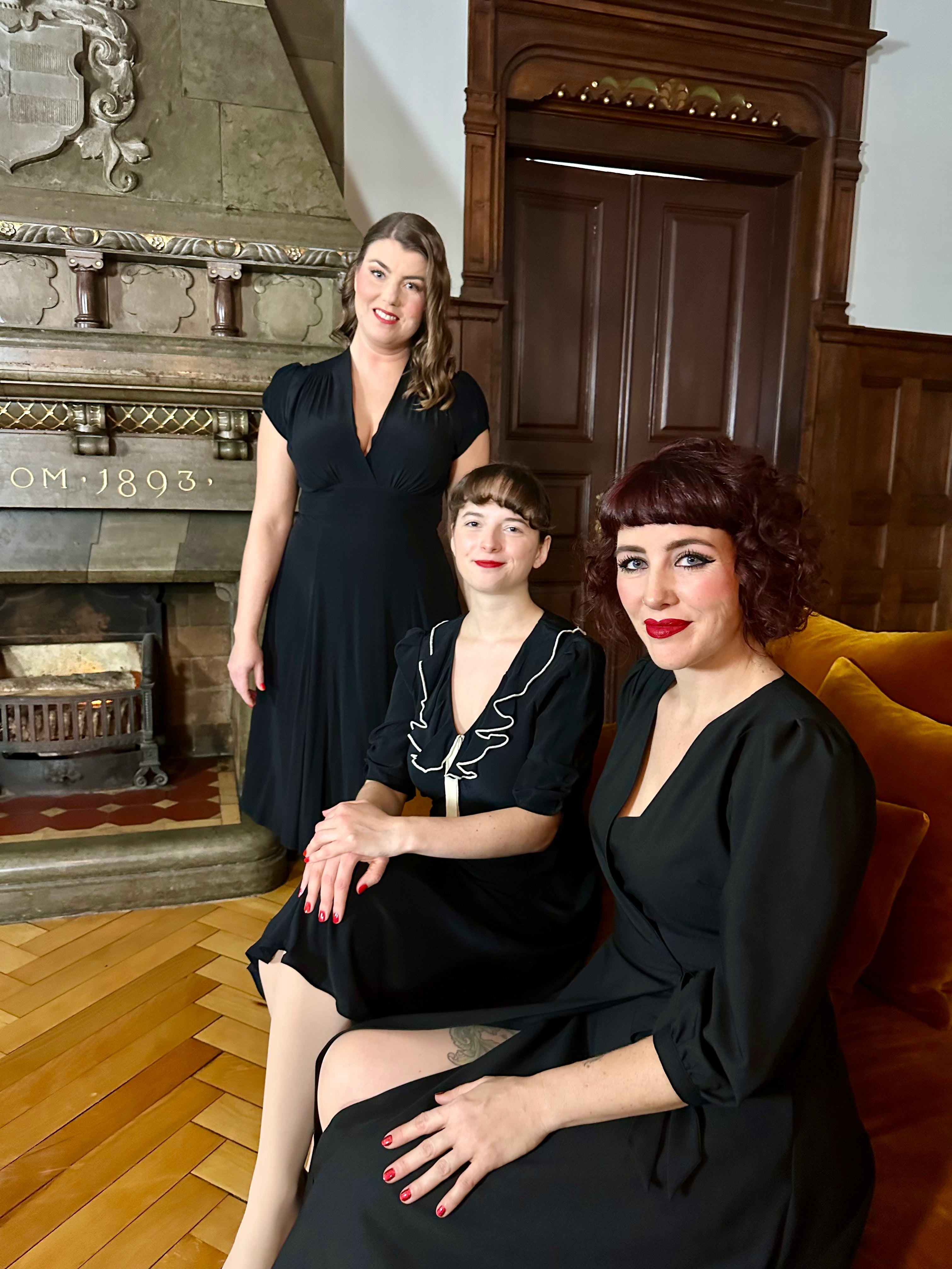 Cora bias-cut kjole i sort aline kjole House of Foxy 
