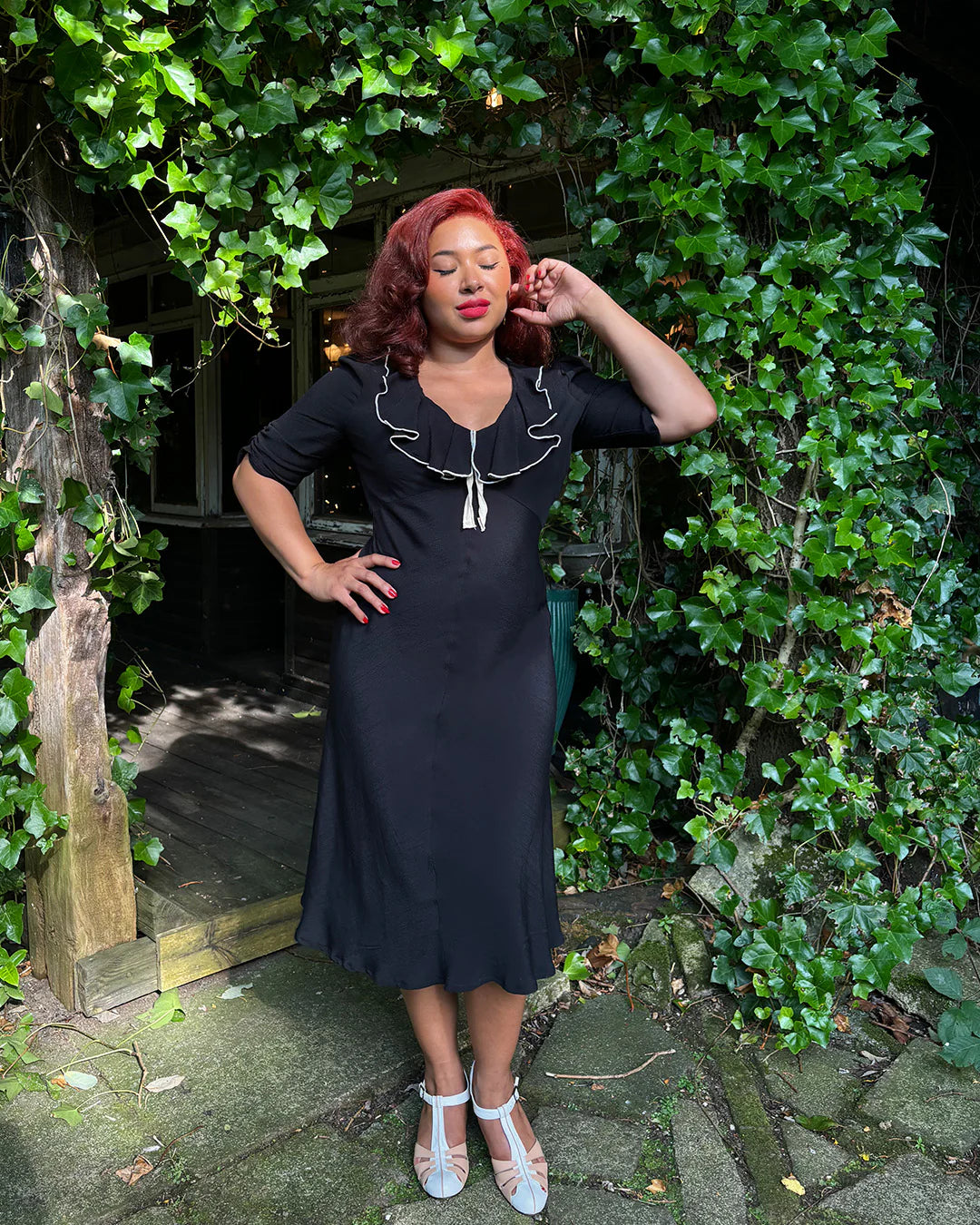Cora bias-cut kjole i sort aline kjole House of Foxy 