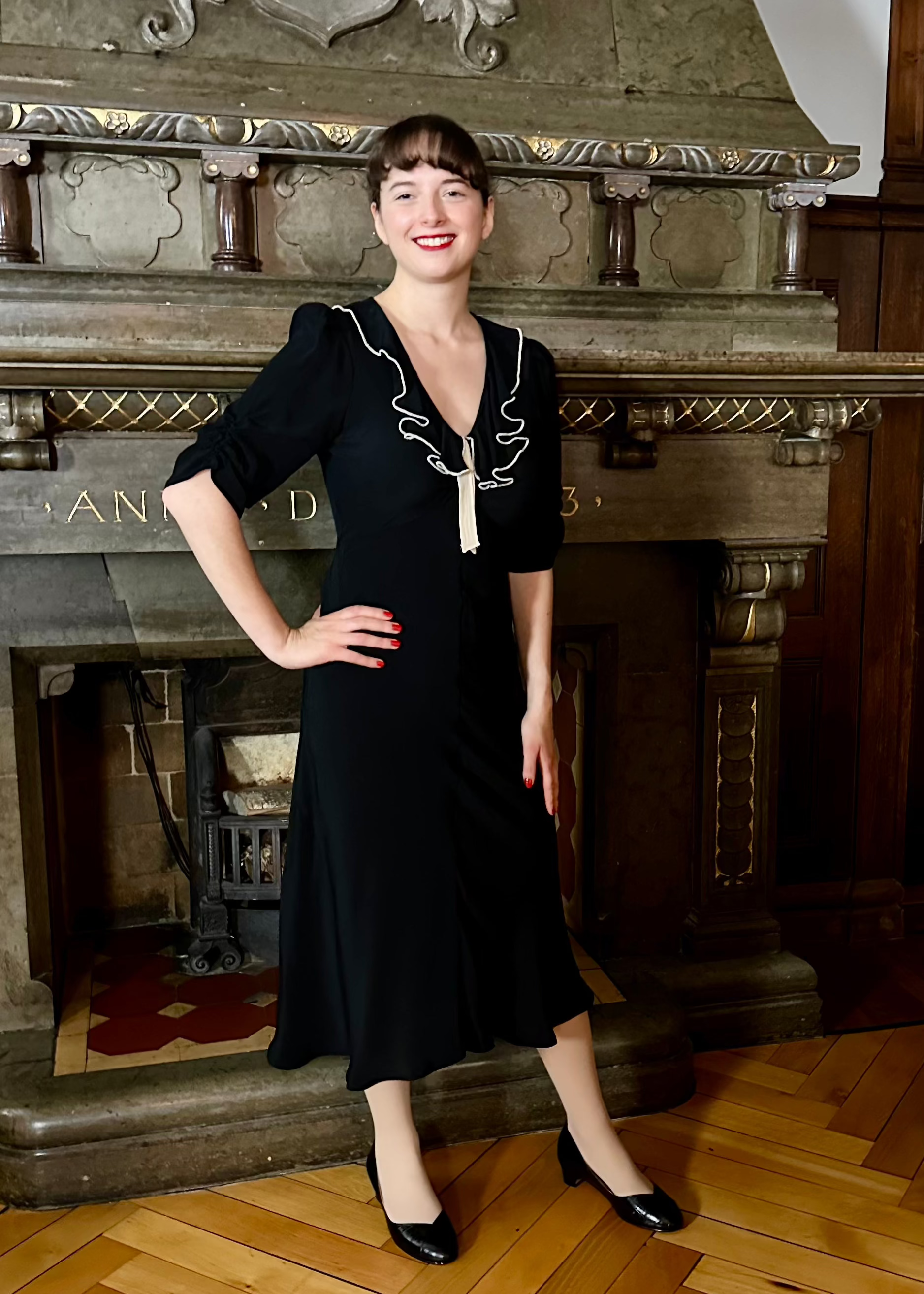 Cora bias-cut kjole i sort aline kjole House of Foxy 