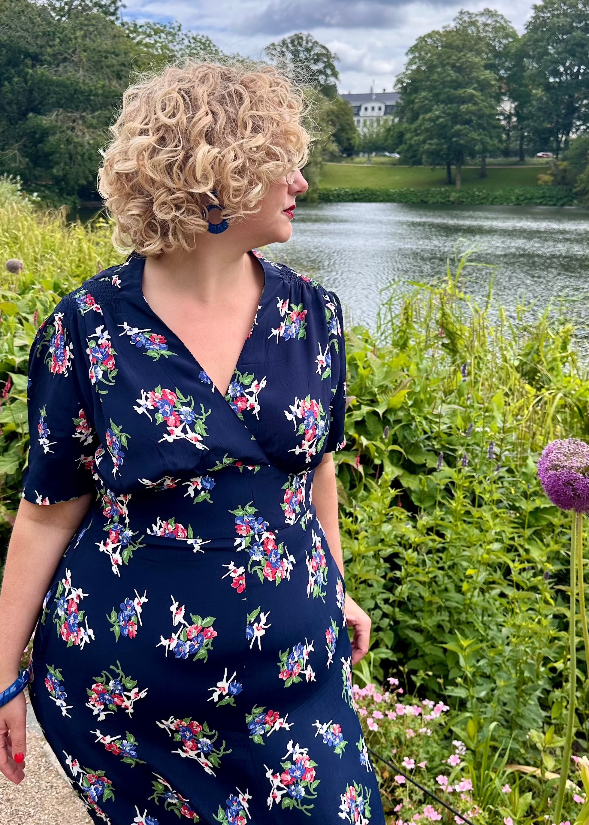 Dolores A-line kjole i navy 'floral dancer' mønster aline kjole Seamstress Of Bloomsbury 