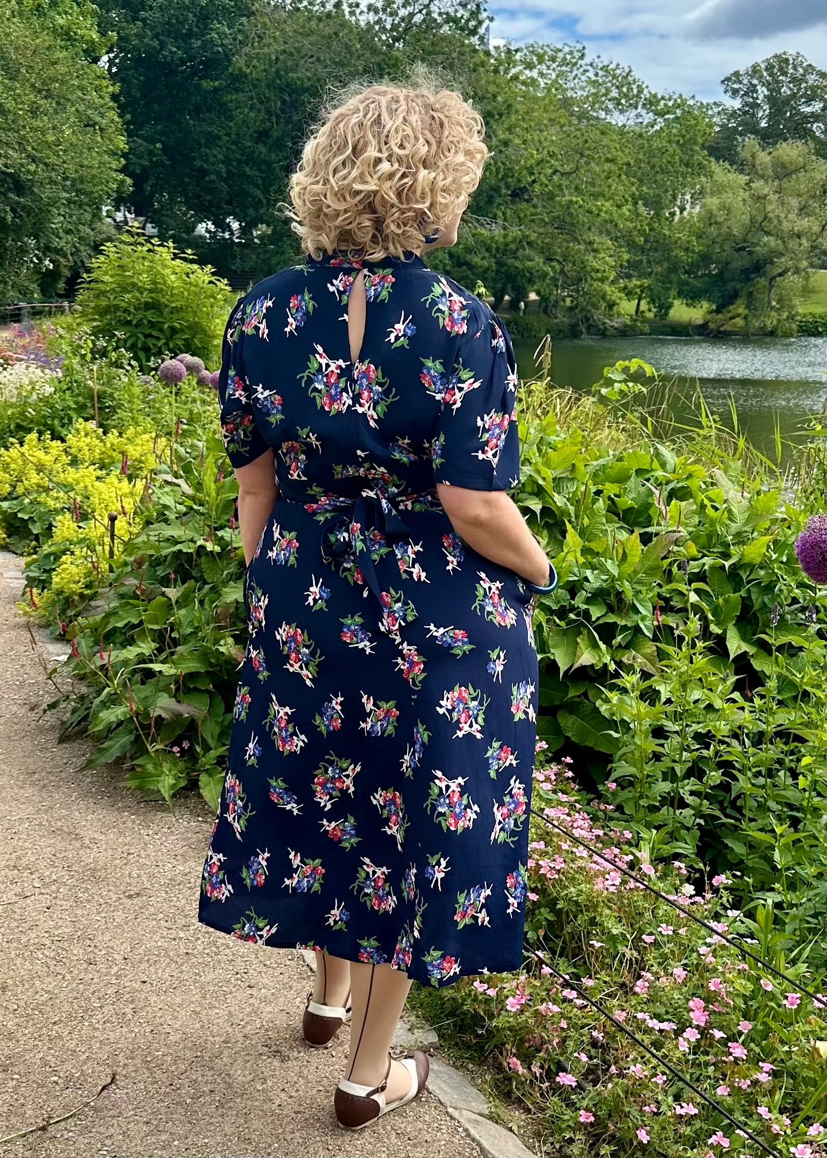Dolores A-line kjole i navy 'floral dancer' mønster aline kjole Seamstress Of Bloomsbury 