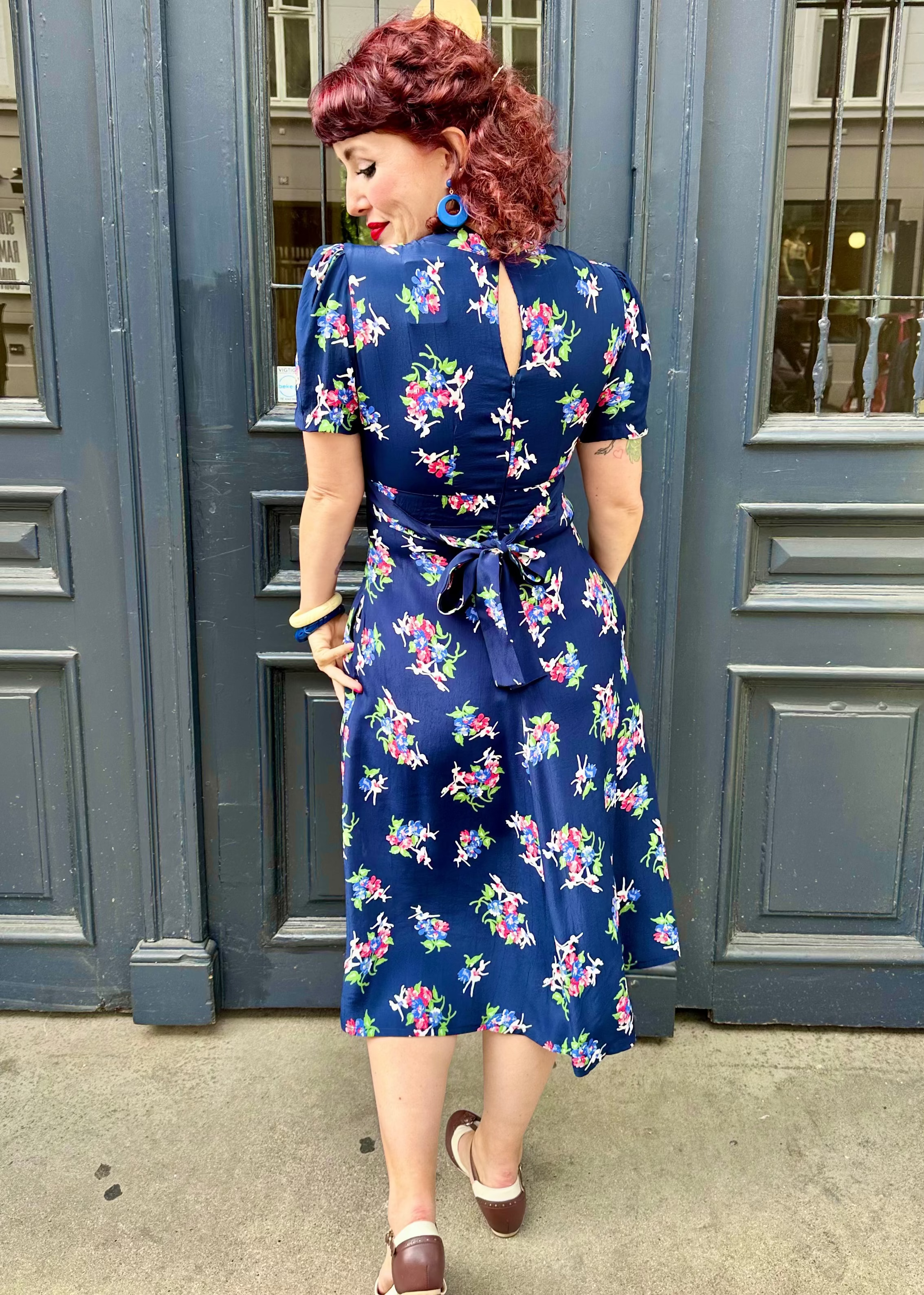 Dolores A-line kjole i navy 'floral dancer' mønster aline kjole Seamstress Of Bloomsbury 