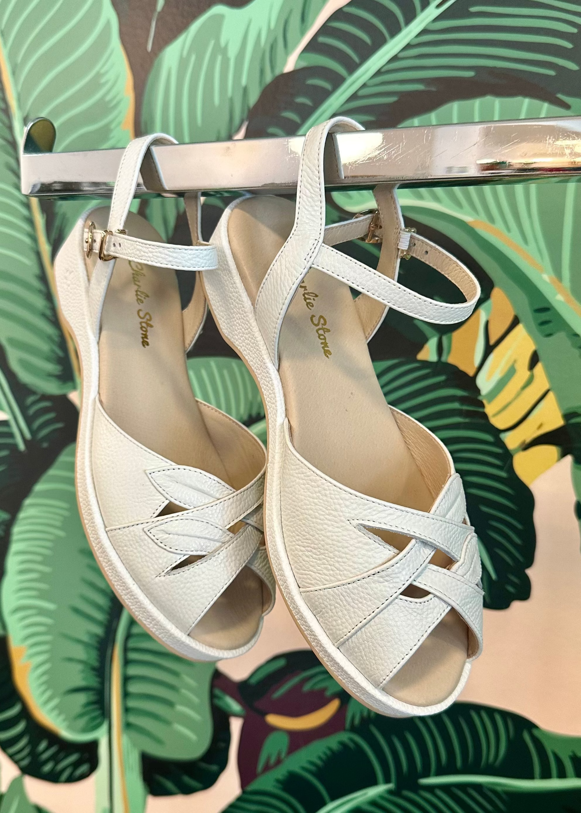 Elba hvid wedge sandal med bladmønster sko Charlie Stone 