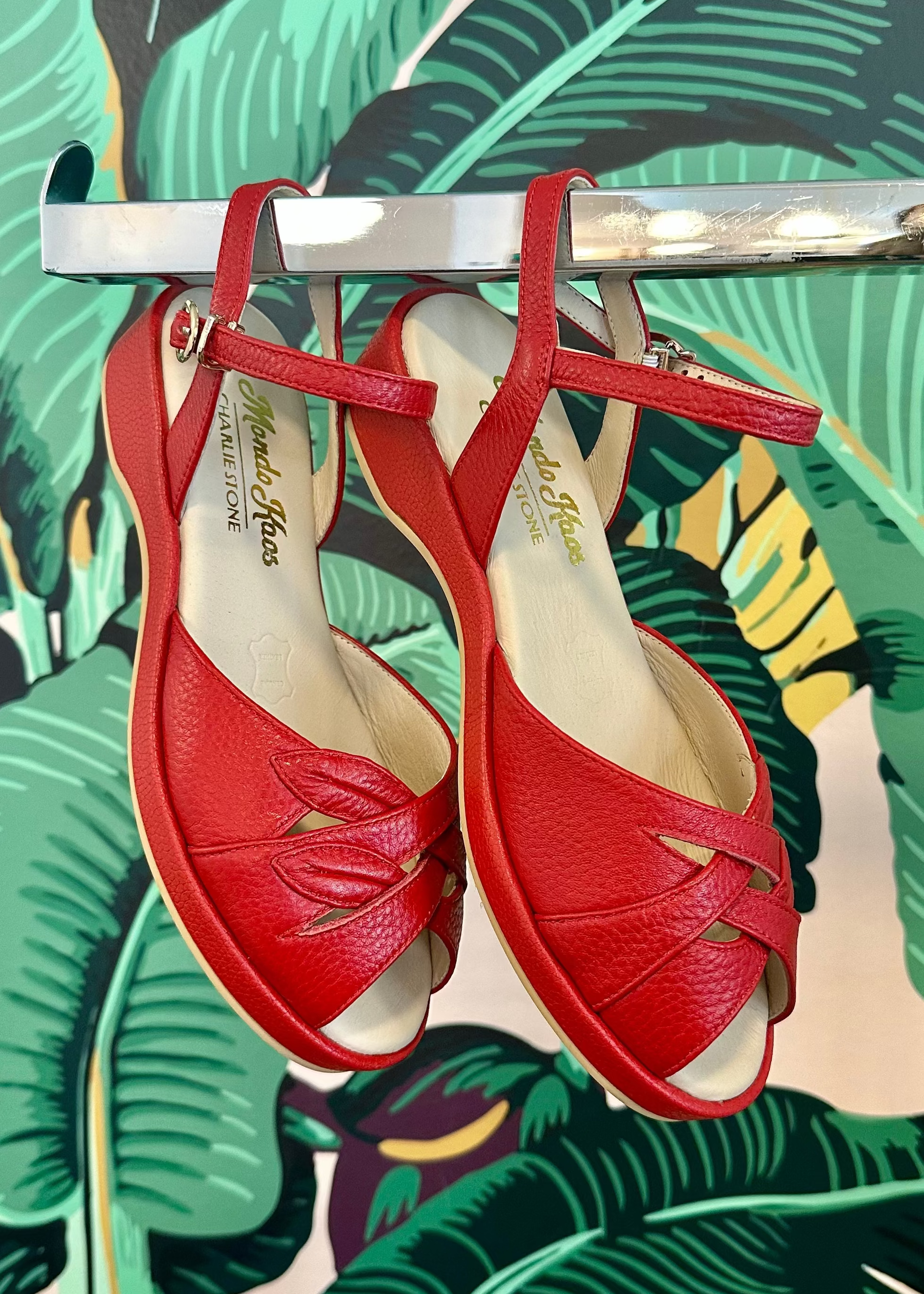 Elba rød wedge sandal med bladmønster sko Charlie Stone 