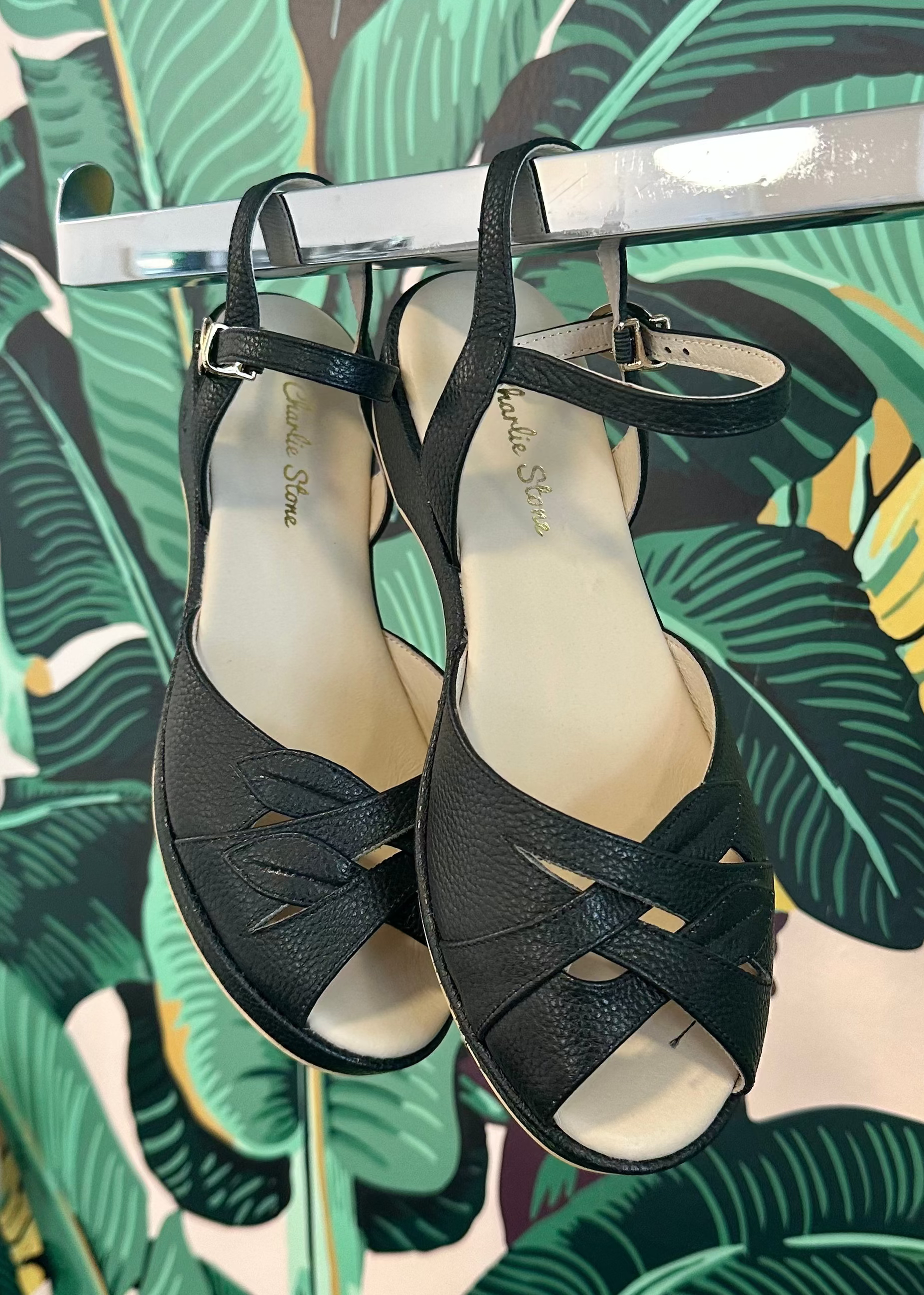 Elba sort wedge sandal med bladmønster sko Charlie Stone 