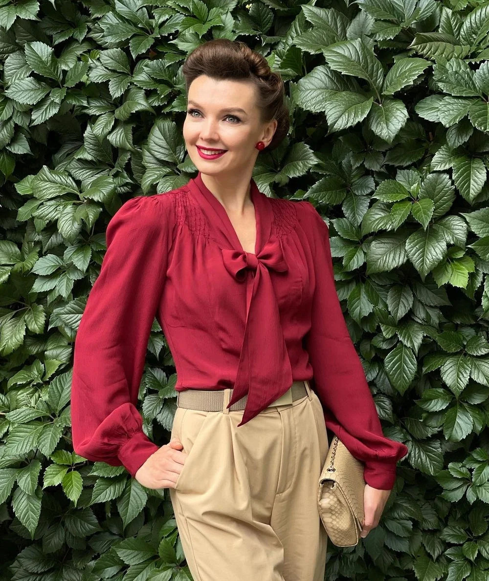 Eva - Langærmet skjorte med bindesløjfe i bordeaux langærmet skjorte Seamstress Of Bloomsbury 