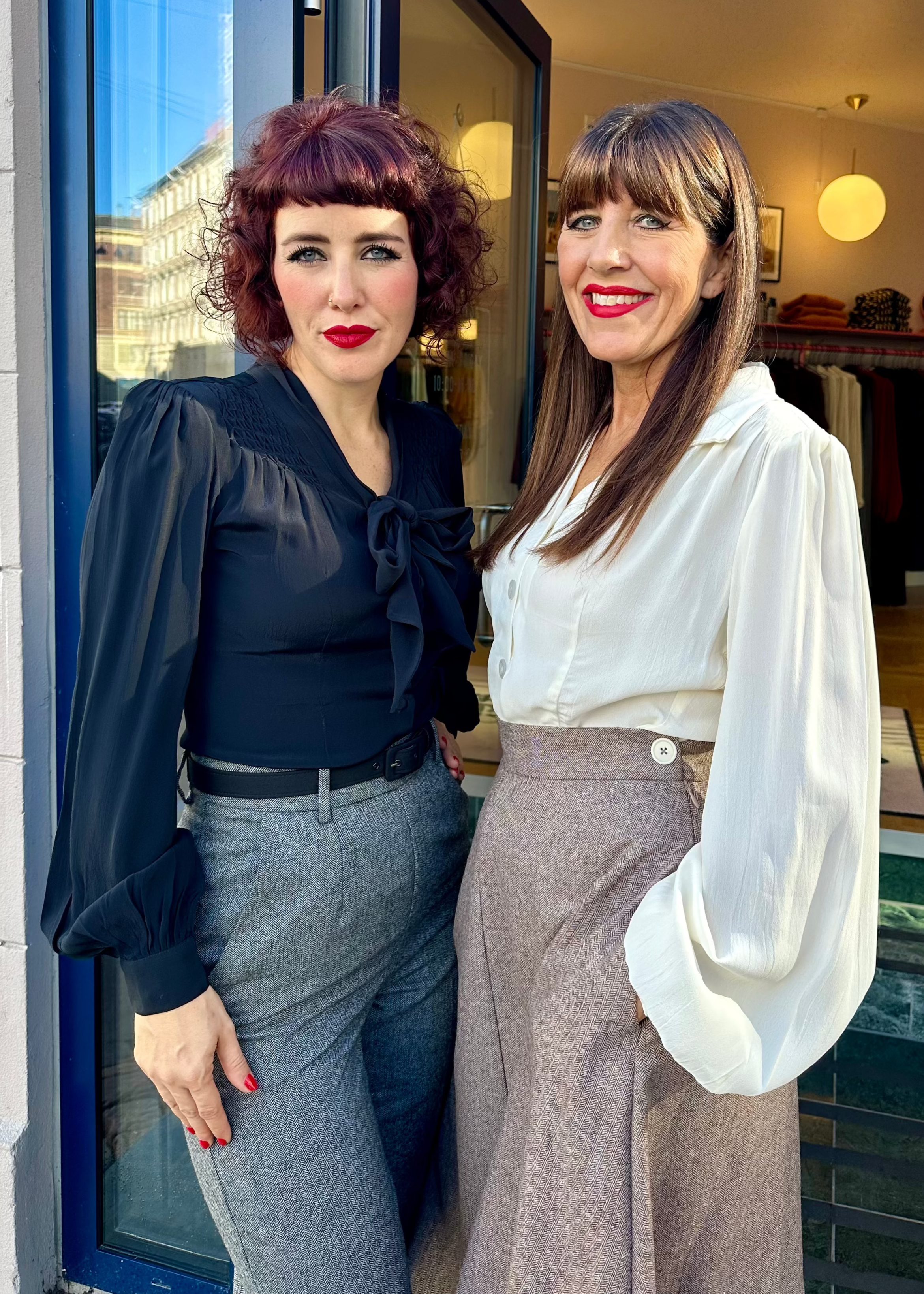 Eva - Langærmet skjorte med bindesløjfe i sort langærmet skjorte Seamstress Of Bloomsbury 