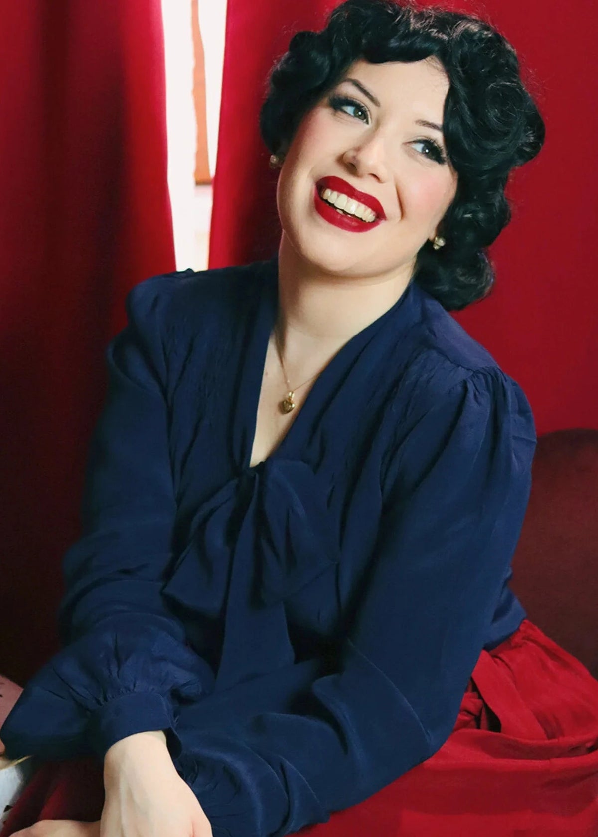 Eva langærmet skjorte med bindesløjfe - navy blå langærmet skjorte Seamstress Of Bloomsbury 