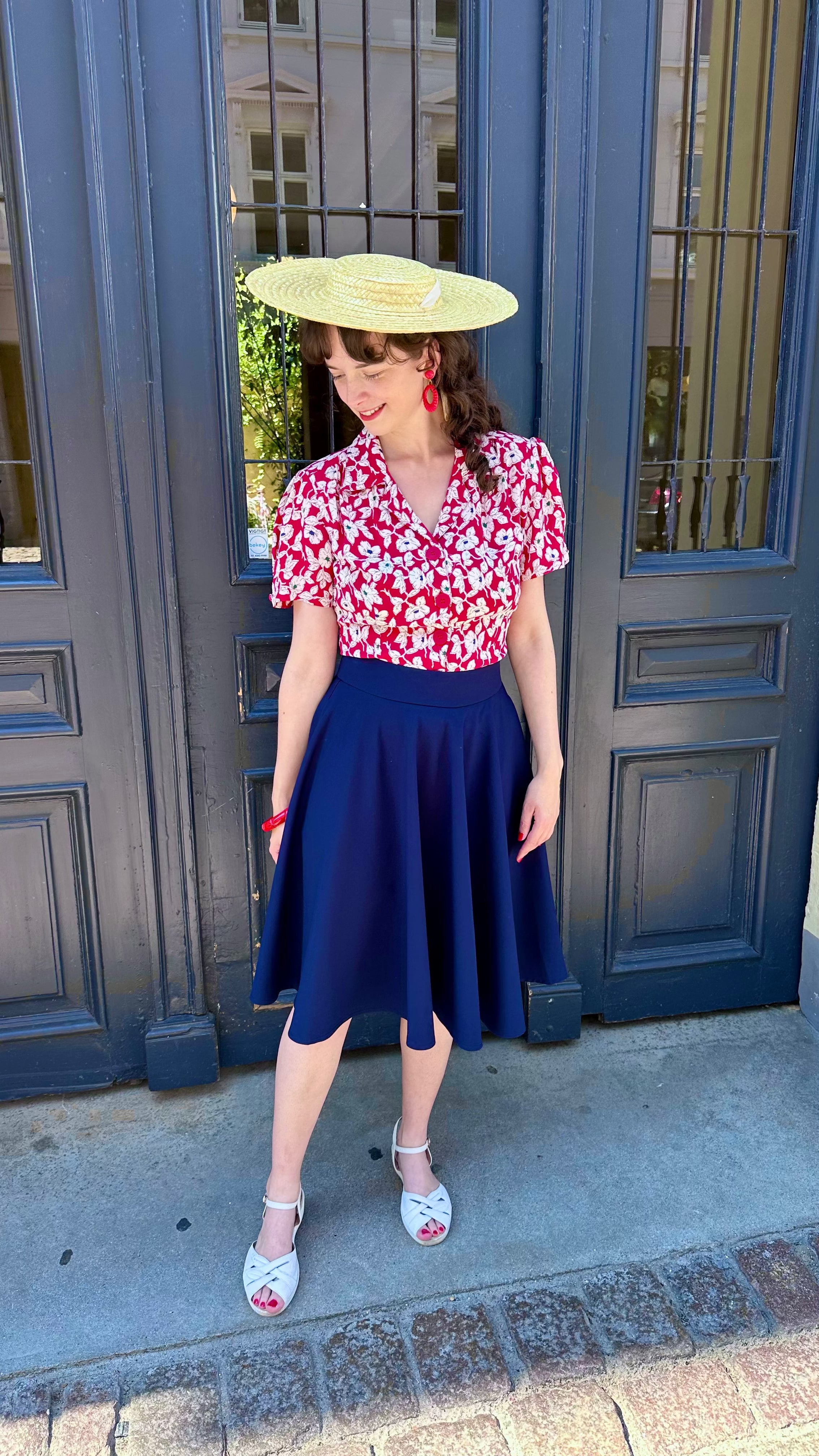 Grace kortærmet skjorte i rød med pansy print kortærmet skjorte Seamstress Of Bloomsbury 