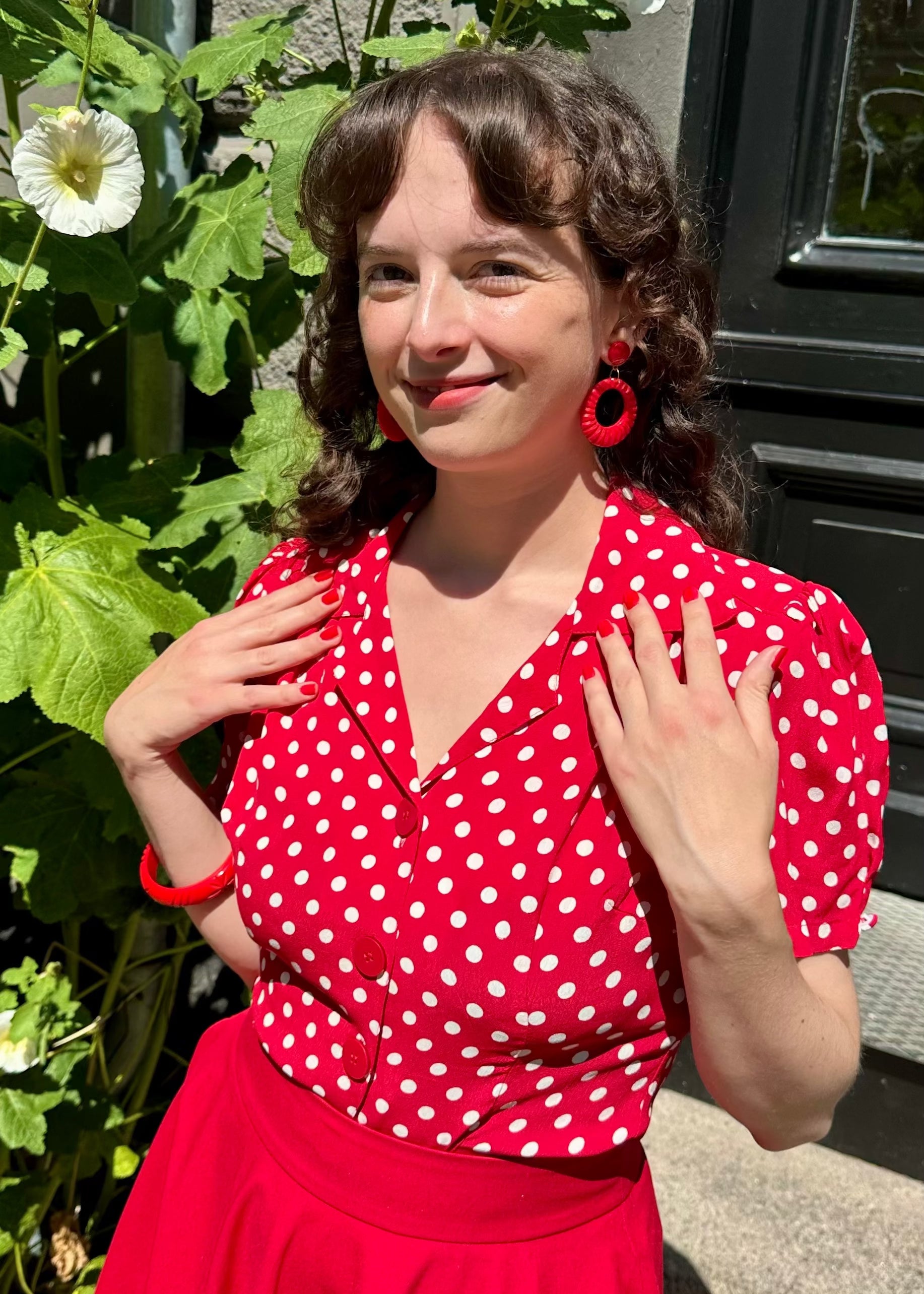 Grace kortærmet skjorte i rød med polkaprikker kortærmet skjorte Seamstress Of Bloomsbury 