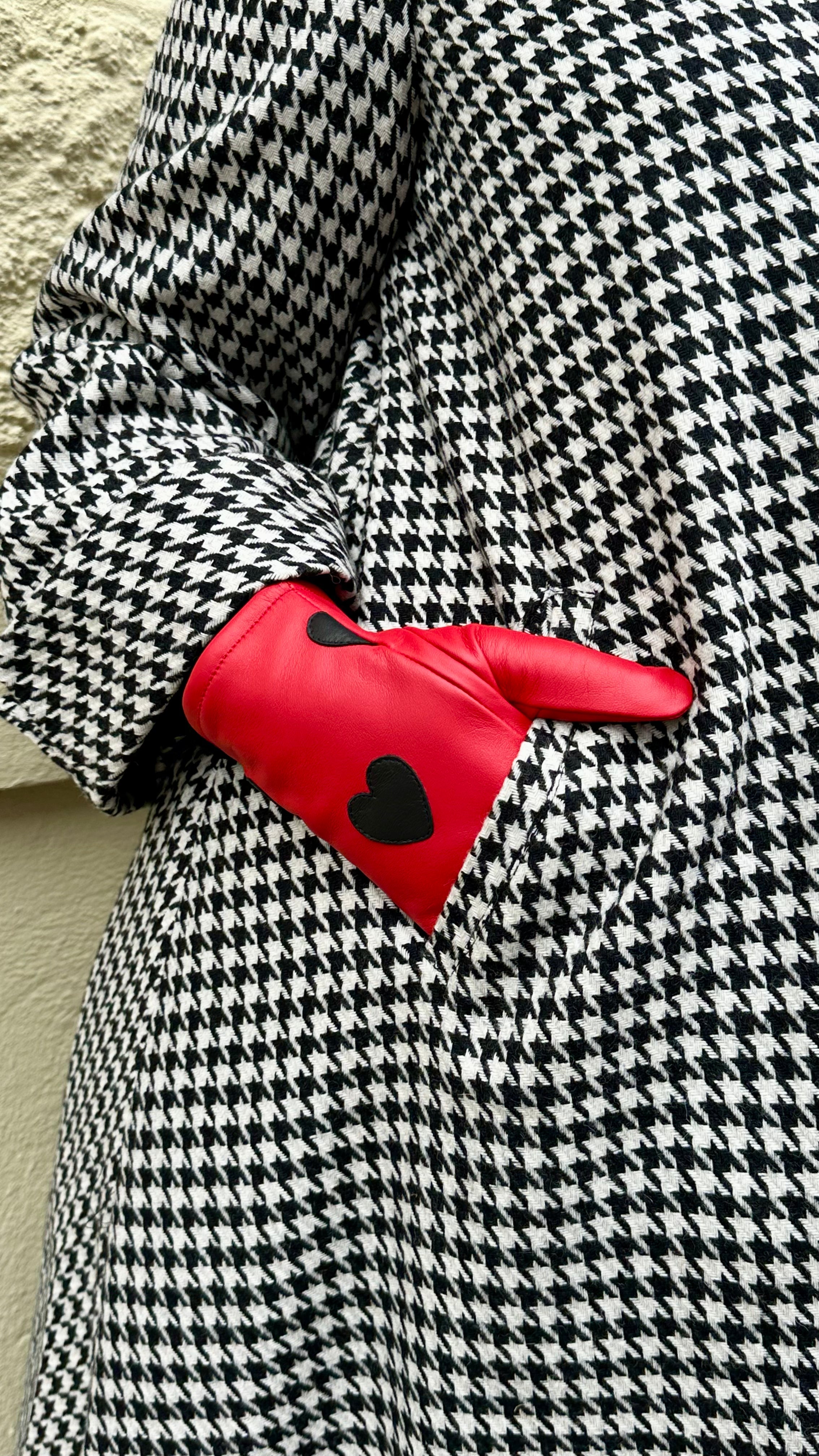 Handsker i rød læder med sorte hjerter Accessories Mabel Sheppard 