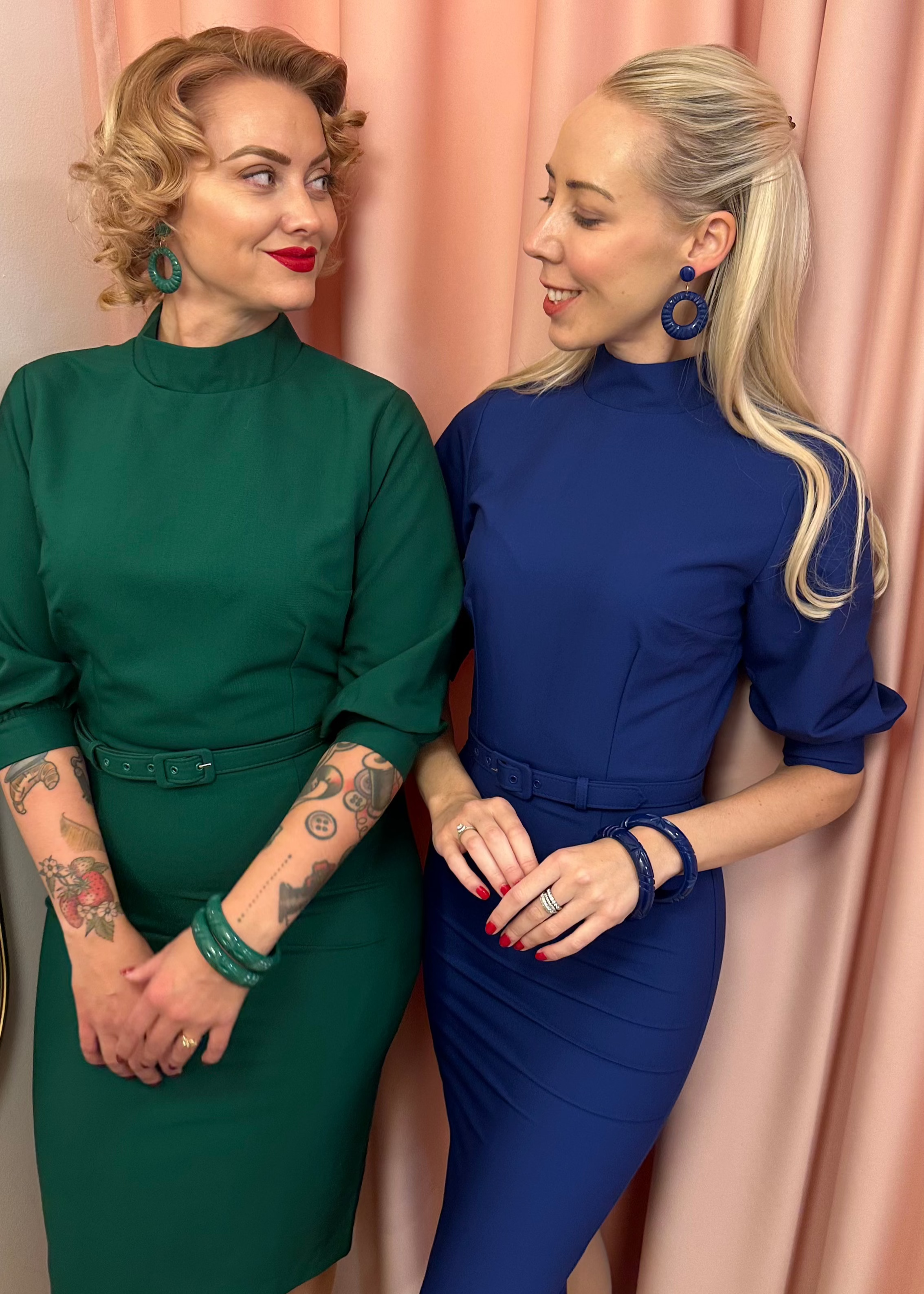Hoop øreringe med mønster i 1950'er stil i Kongeblå Accessories Rock It Rosie 