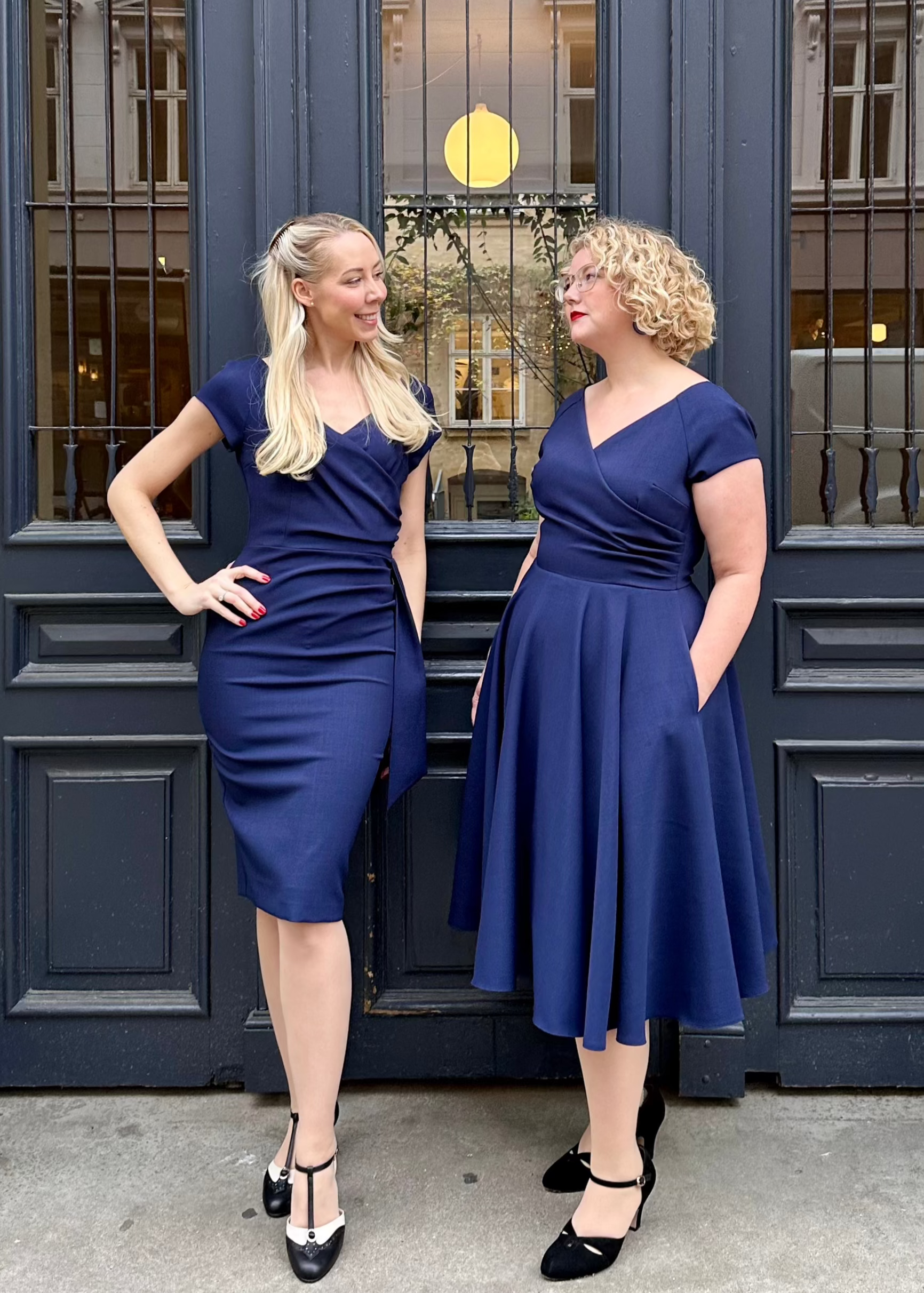 Hourglass pencilkjole i navy med faux wrap pencil kjole Pretty Dress Company 