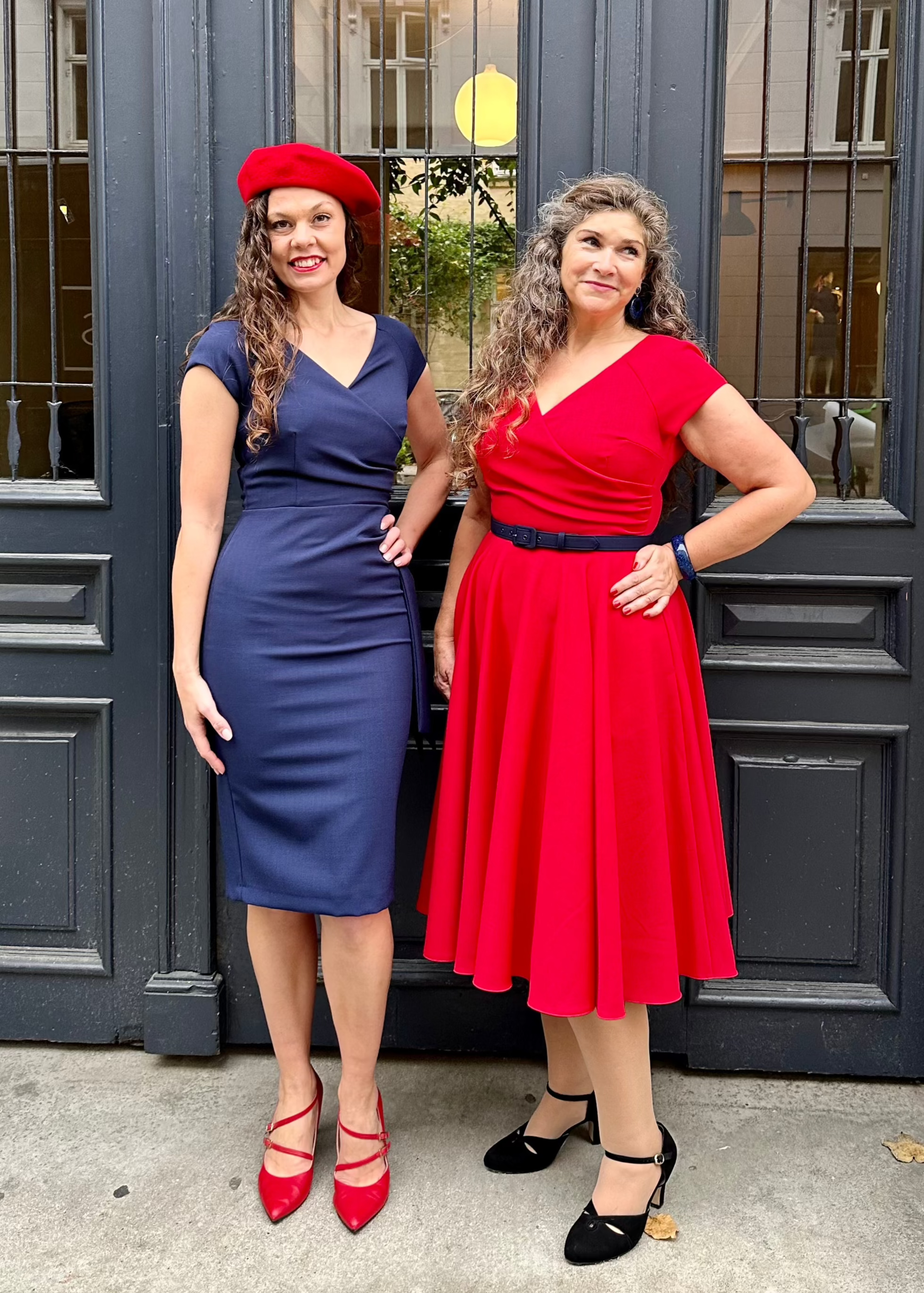 Hourglass pencilkjole i navy med faux wrap pencil kjole Pretty Dress Company 