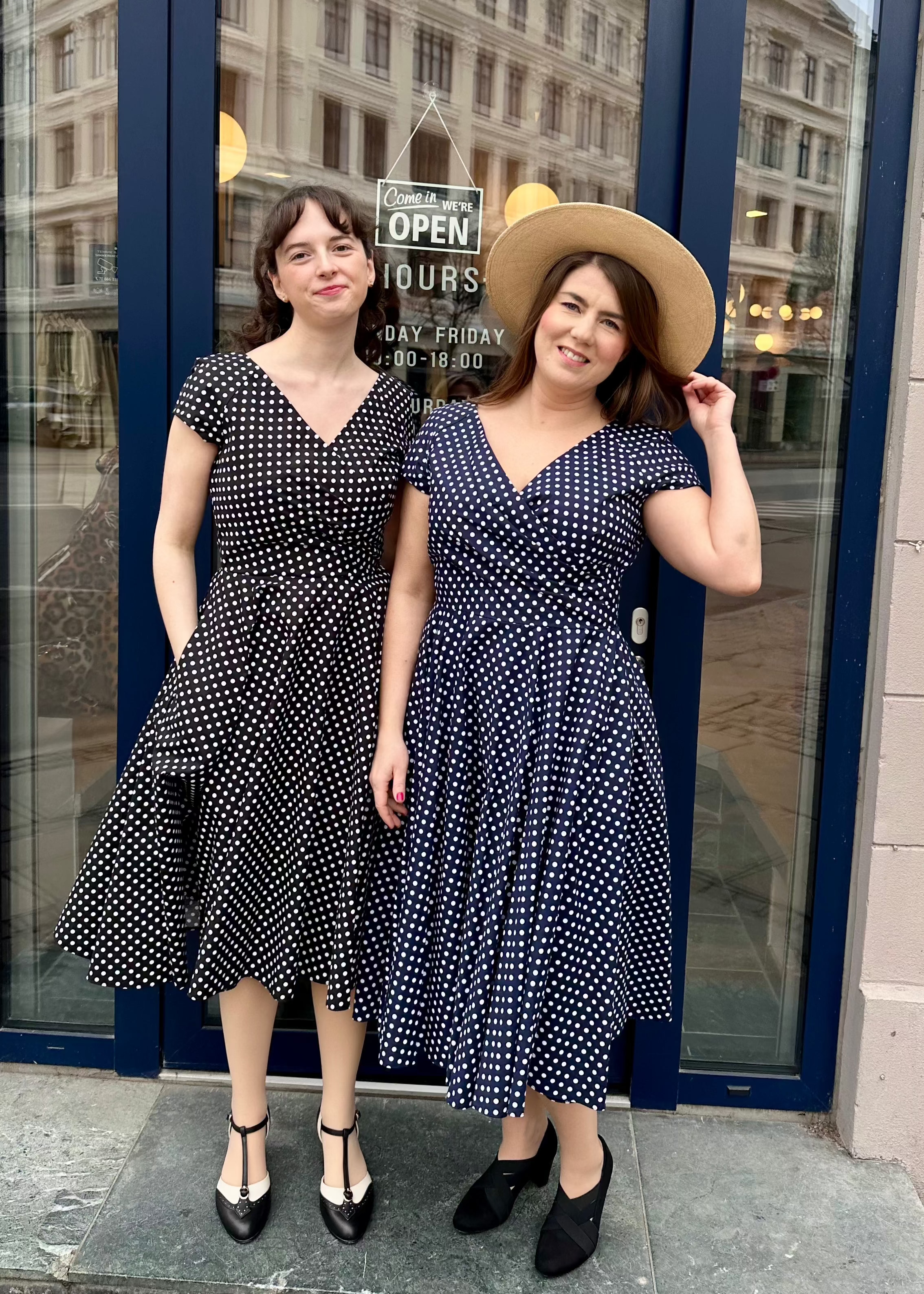 Hourglass swingkjole i navy blå med små hvide prikker swing kjole Pretty Dress Company 