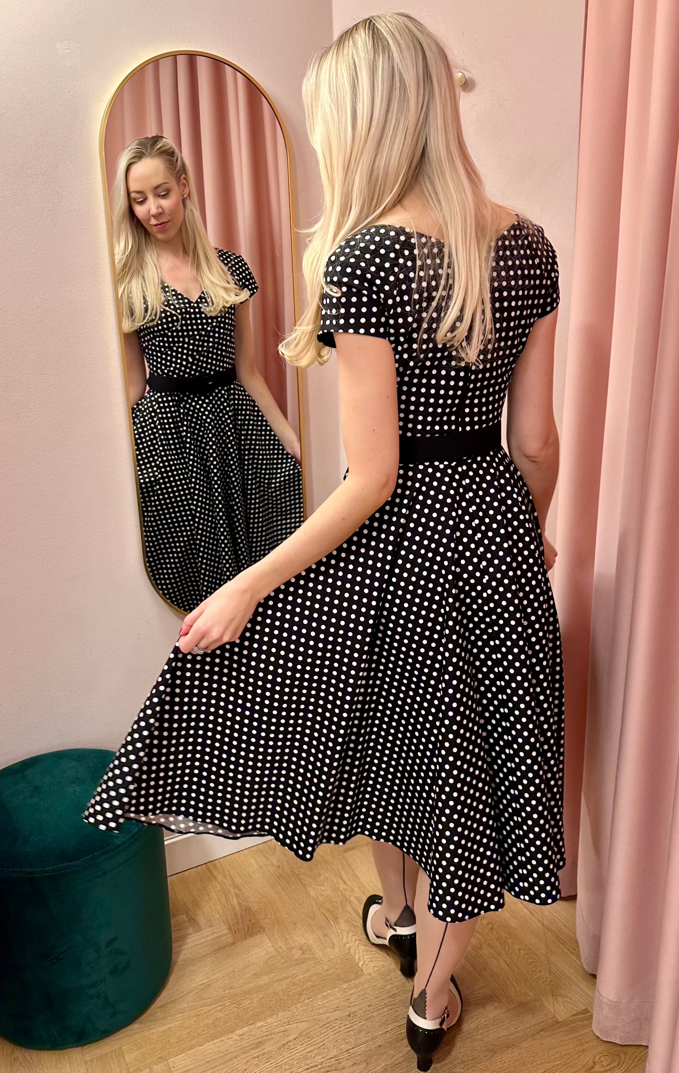 Hourglass swingkjole i sort med små hvide prikker swing kjole Pretty Dress Company 
