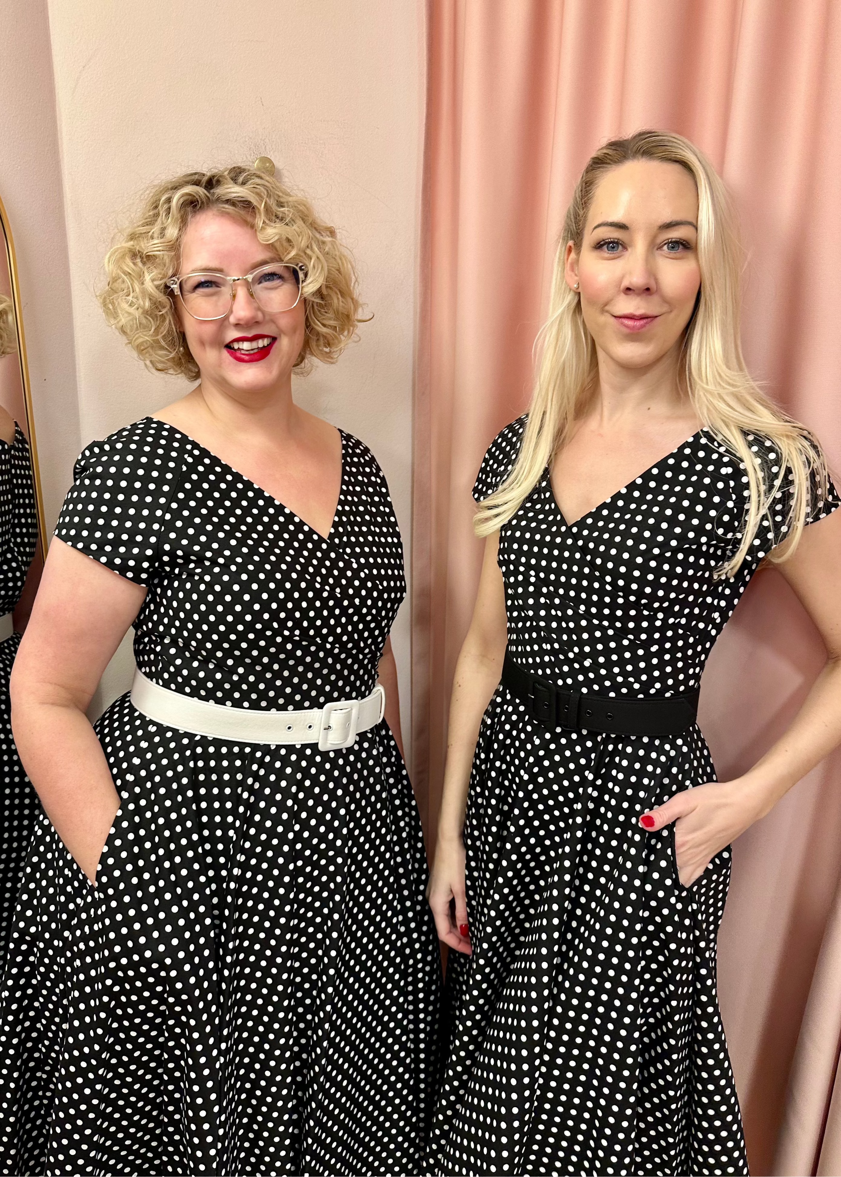 Hourglass swingkjole i sort med små hvide prikker swing kjole Pretty Dress Company 
