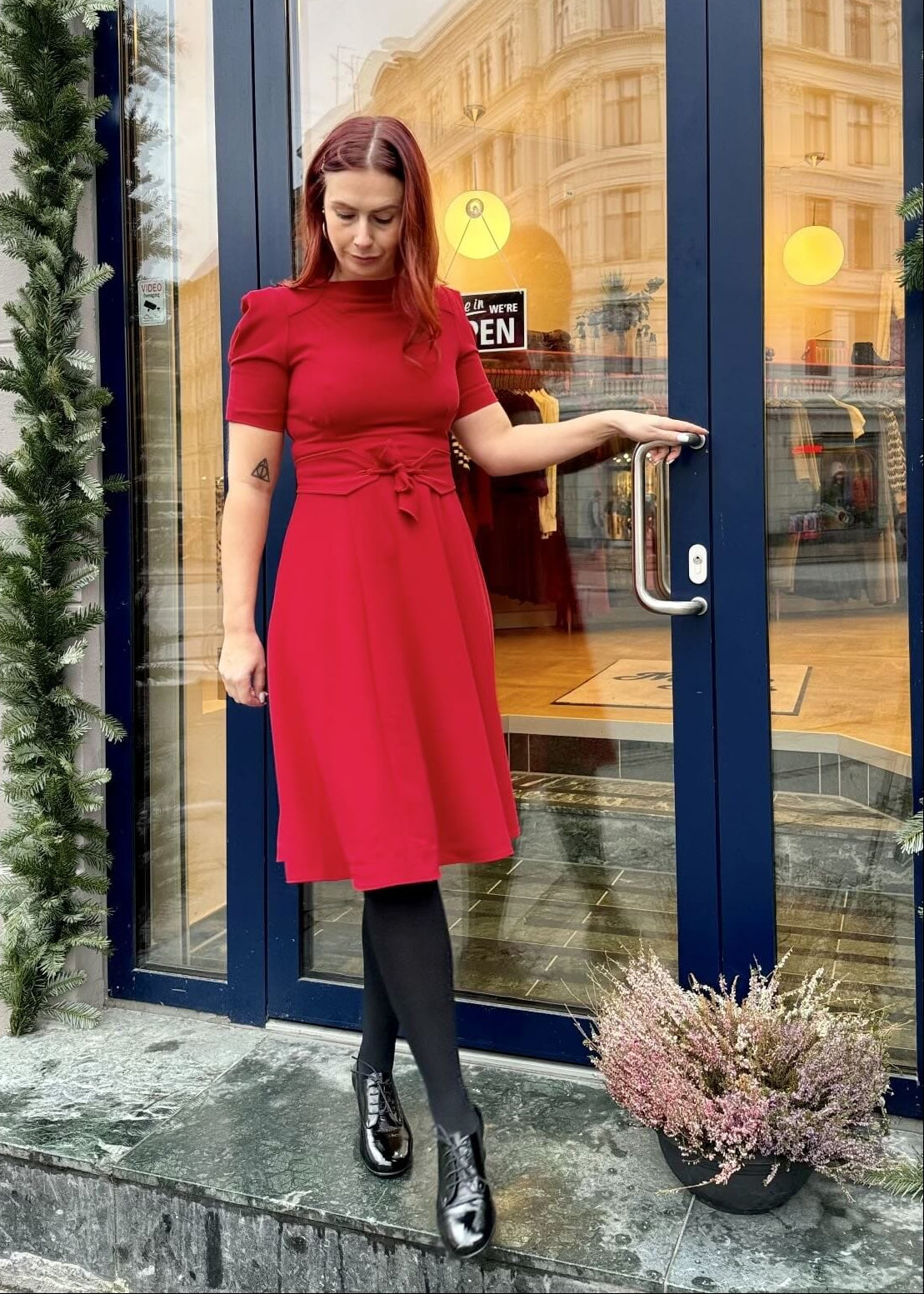 House of Foxy: Stanwyck 40'er stils kjole i klassisk rød House Of Foxy 