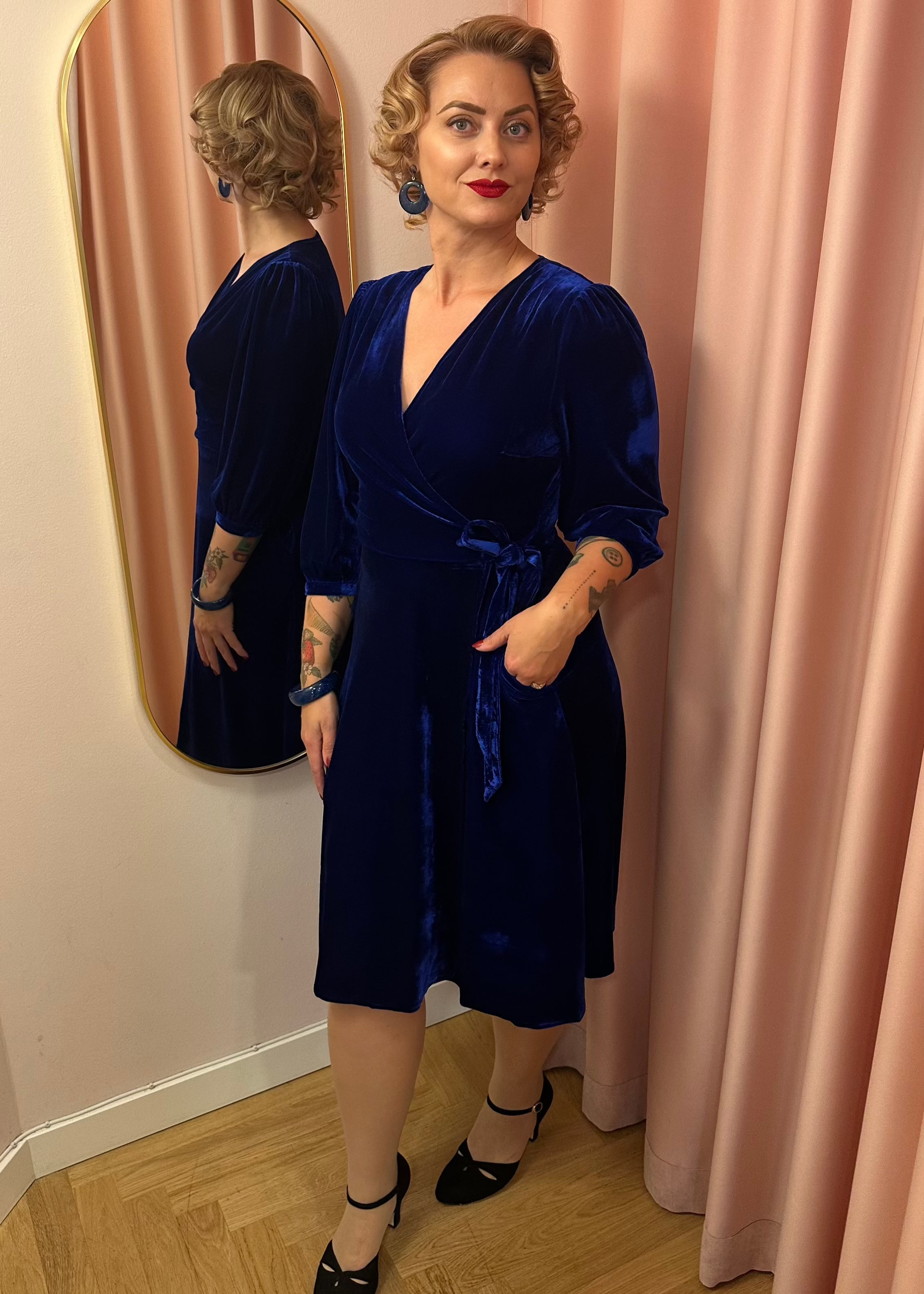 Jane slå-om kjole i blå velour med 3/4 ærmer Kjoler Daisy Dapper 