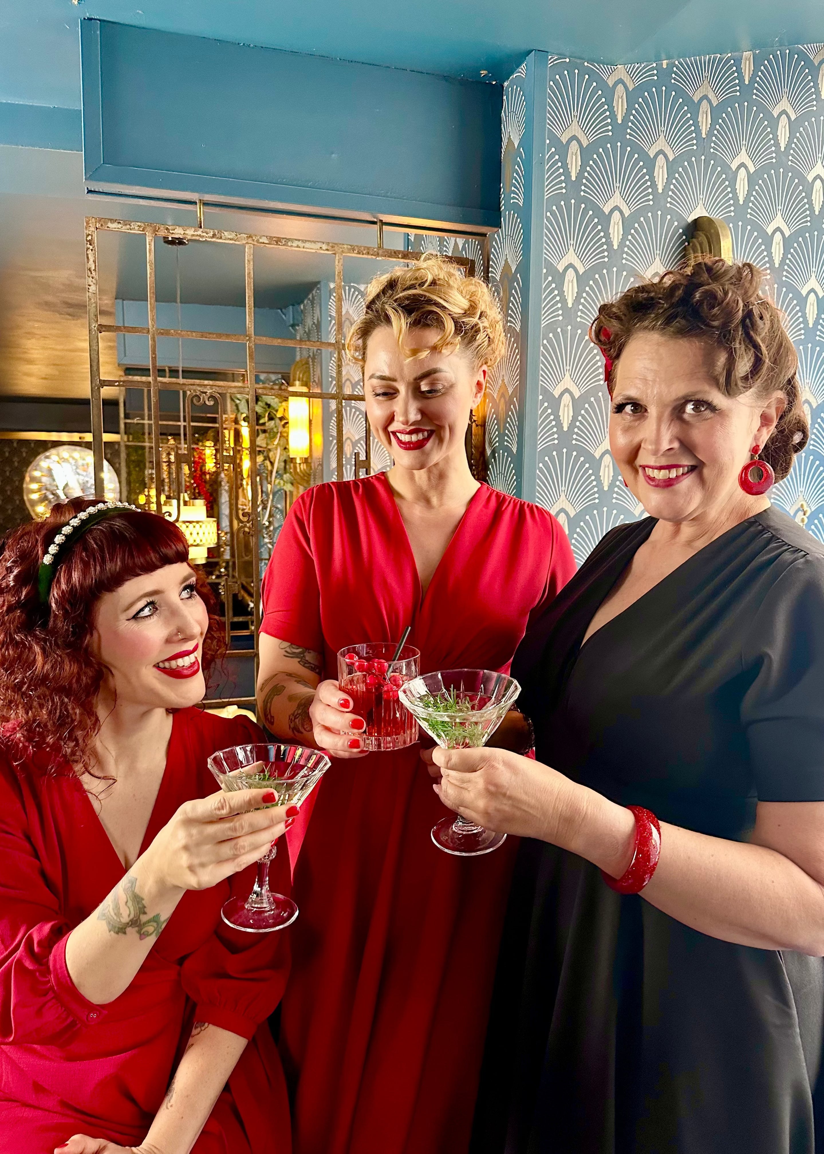 Jane slåom kjole i rød bluse Daisy Dapper 