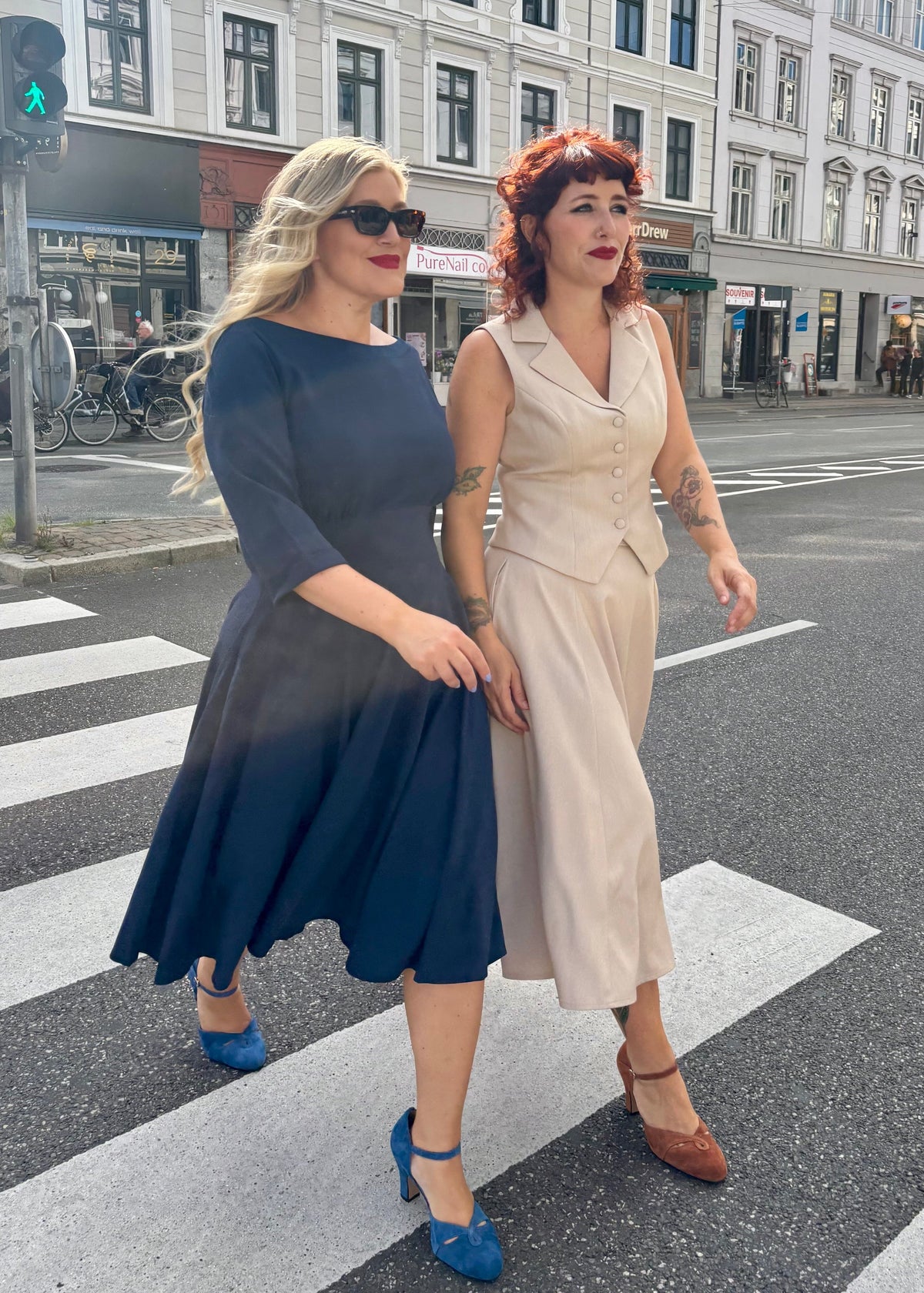 Klassisk pump i ruskind af Mondo Kaos - cinnamon sko Charlie Stone 