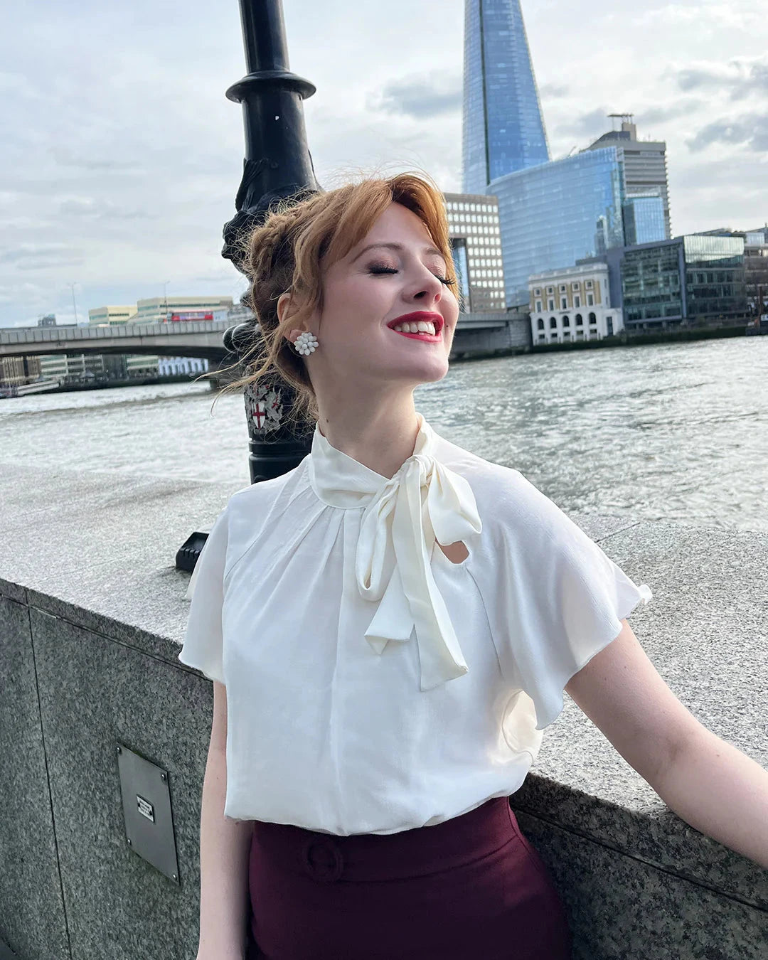 Kortærmet bluse med bindesløjfe i ivory kortærmet skjorte House of Foxy 