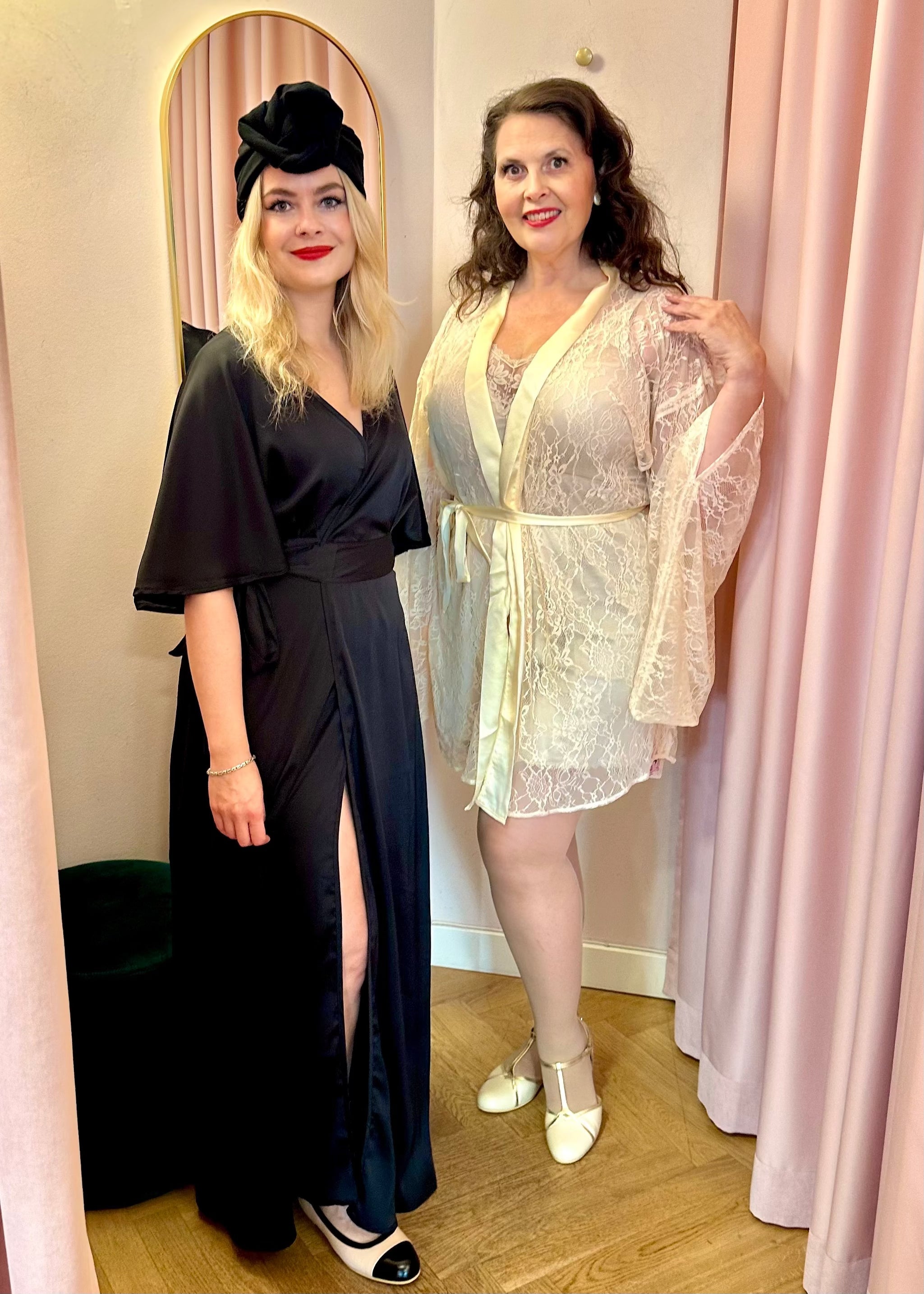 Loungewear vintage stils morgenkåbe i sort satin What Katie Did 