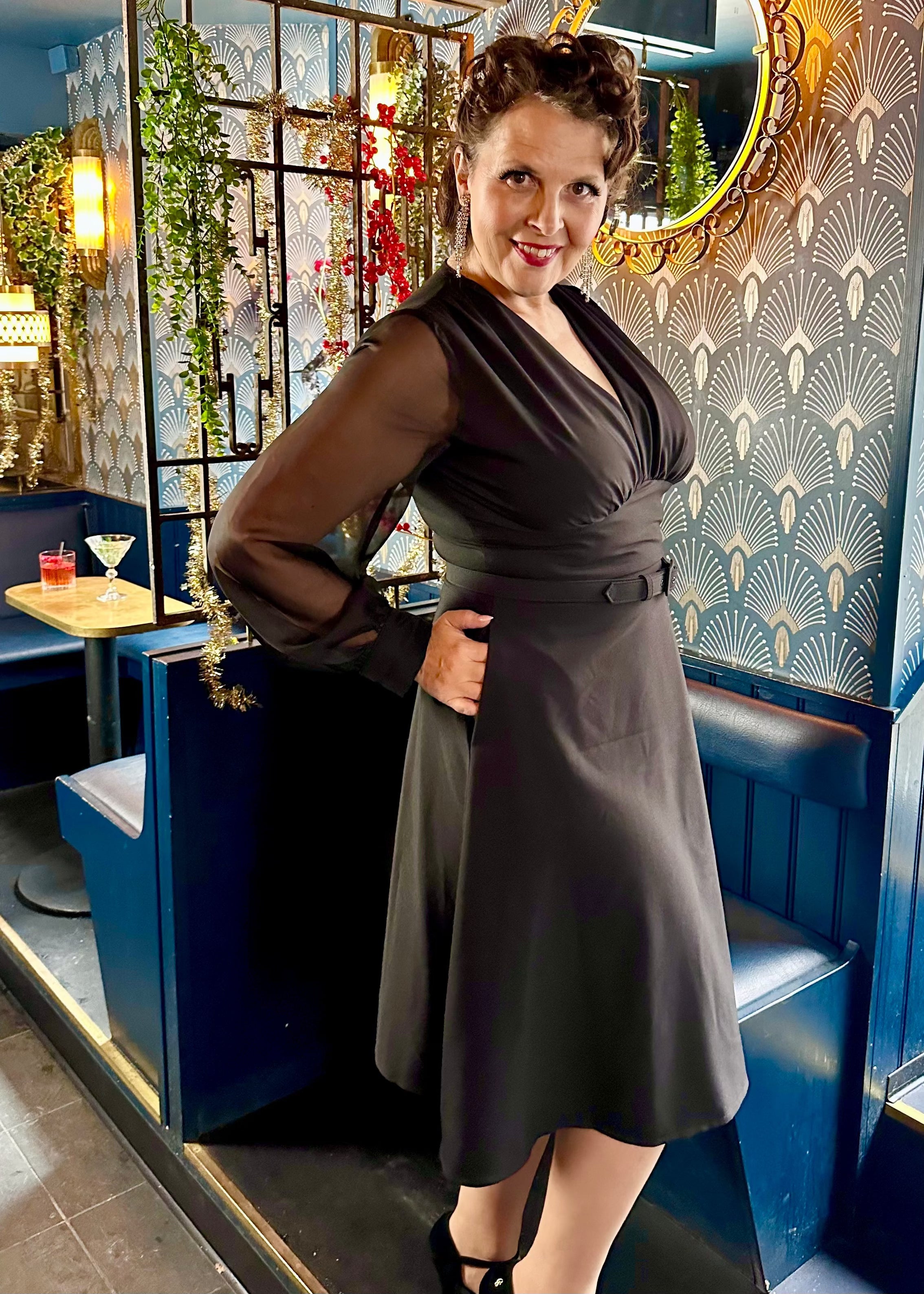 Marilyn A-line kjole i sort med chiffon ærmer Kjoler Daisy Dapper 