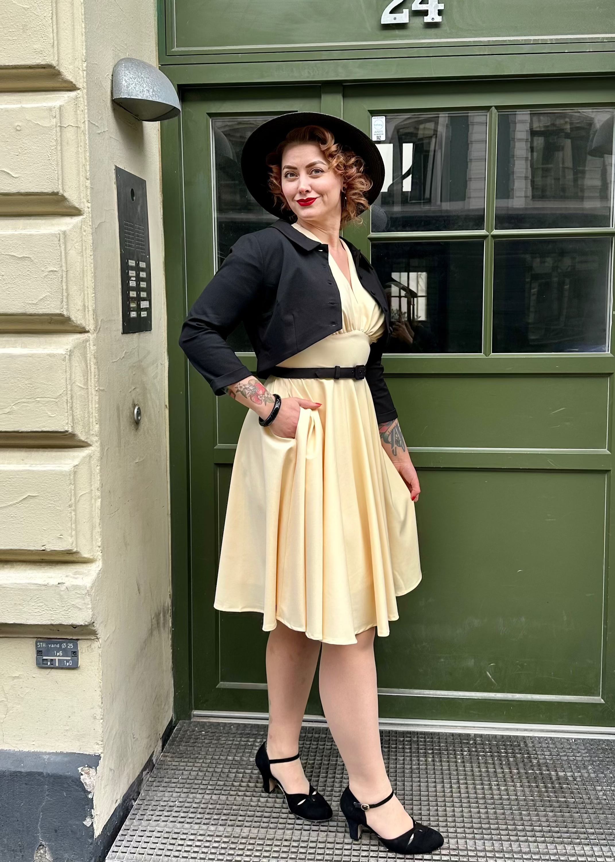 Marilyn swingkjole med korte ærmer i lys gul swing kjole Daisy Dapper 