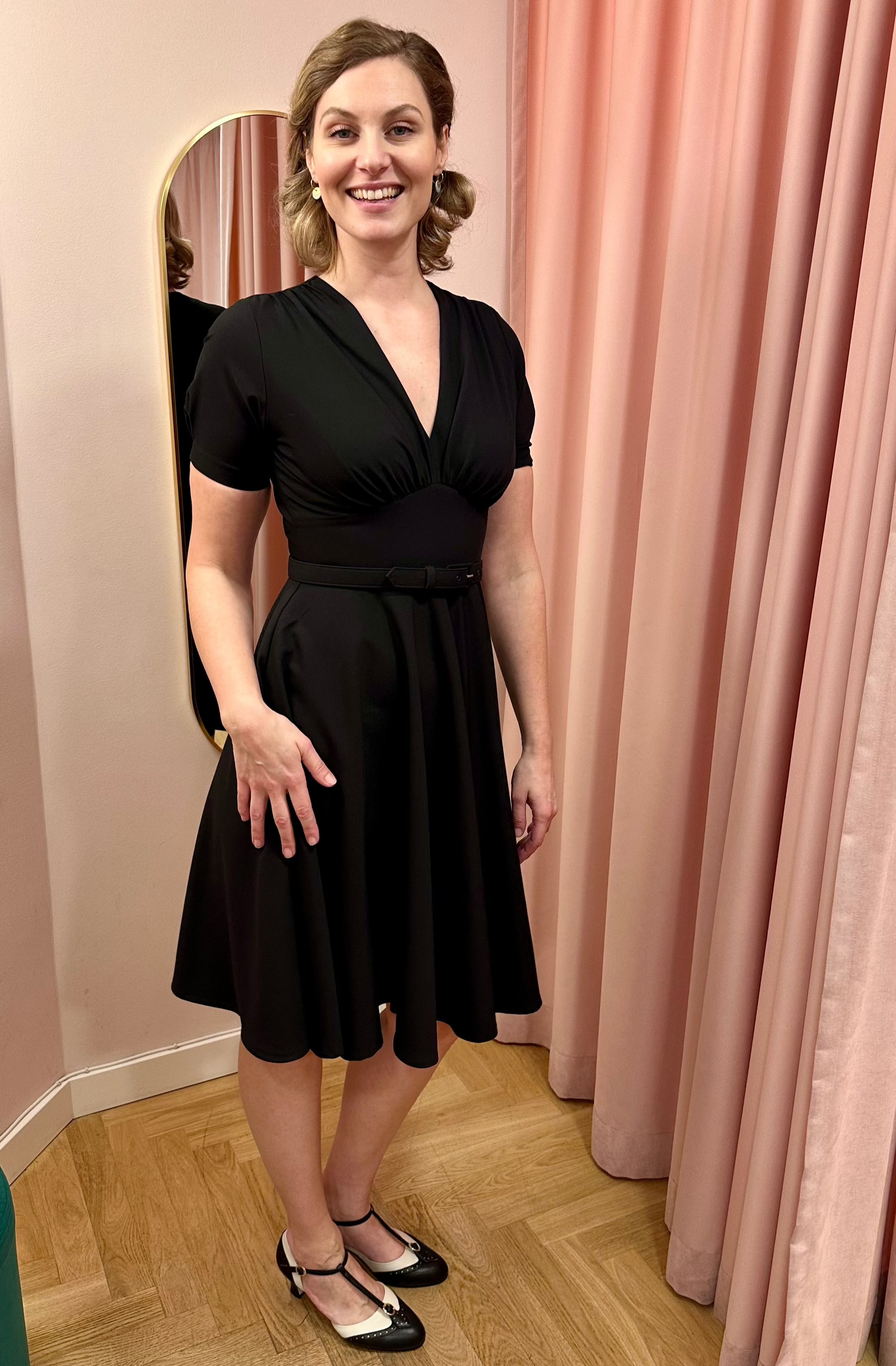 Marilyn swingkjole med korte ærmer i sort swing kjole Daisy Dapper 