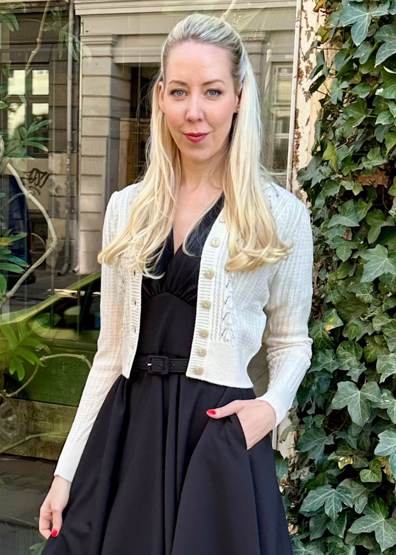 Marilyn swingkjole med korte ærmer i sort swing kjole Daisy Dapper 